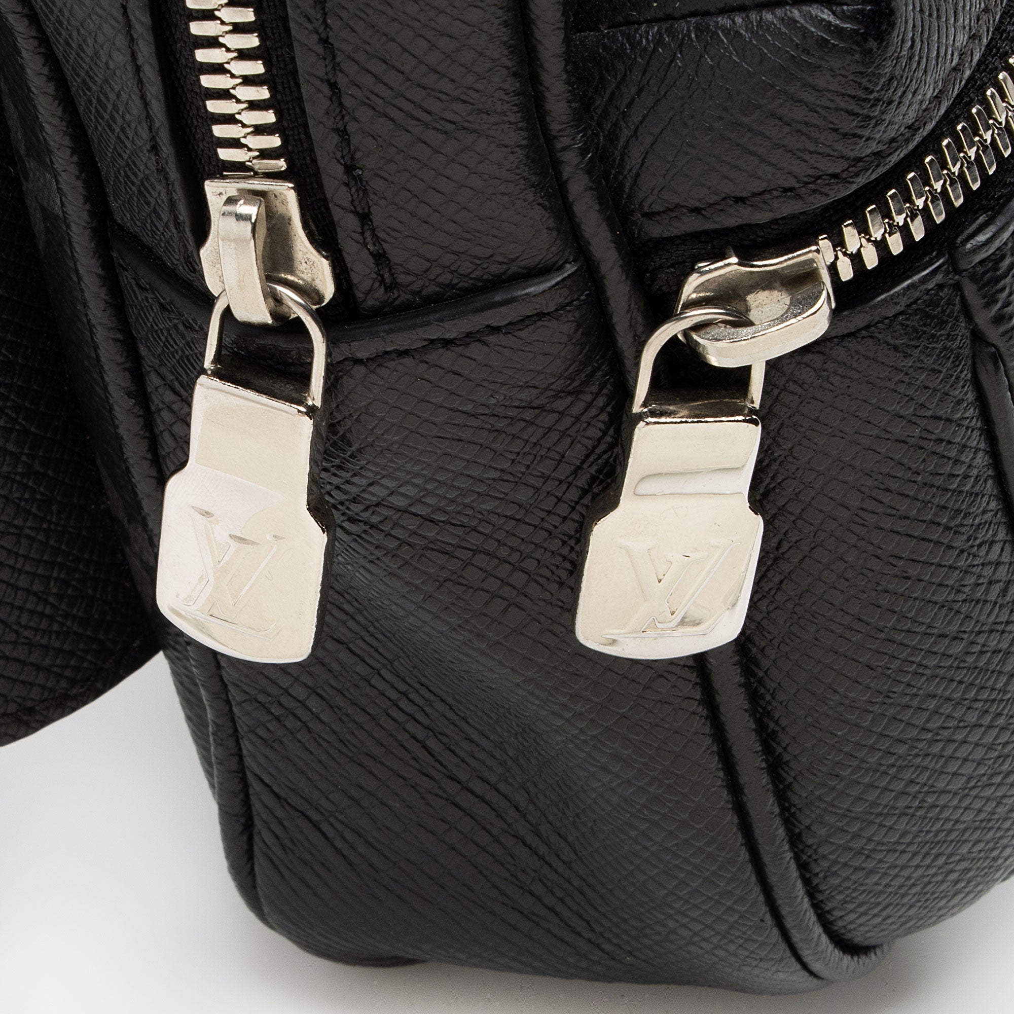 Louis Vuitton Monogram Taiga Outdoor Belt Bag (SHF-aood3t)