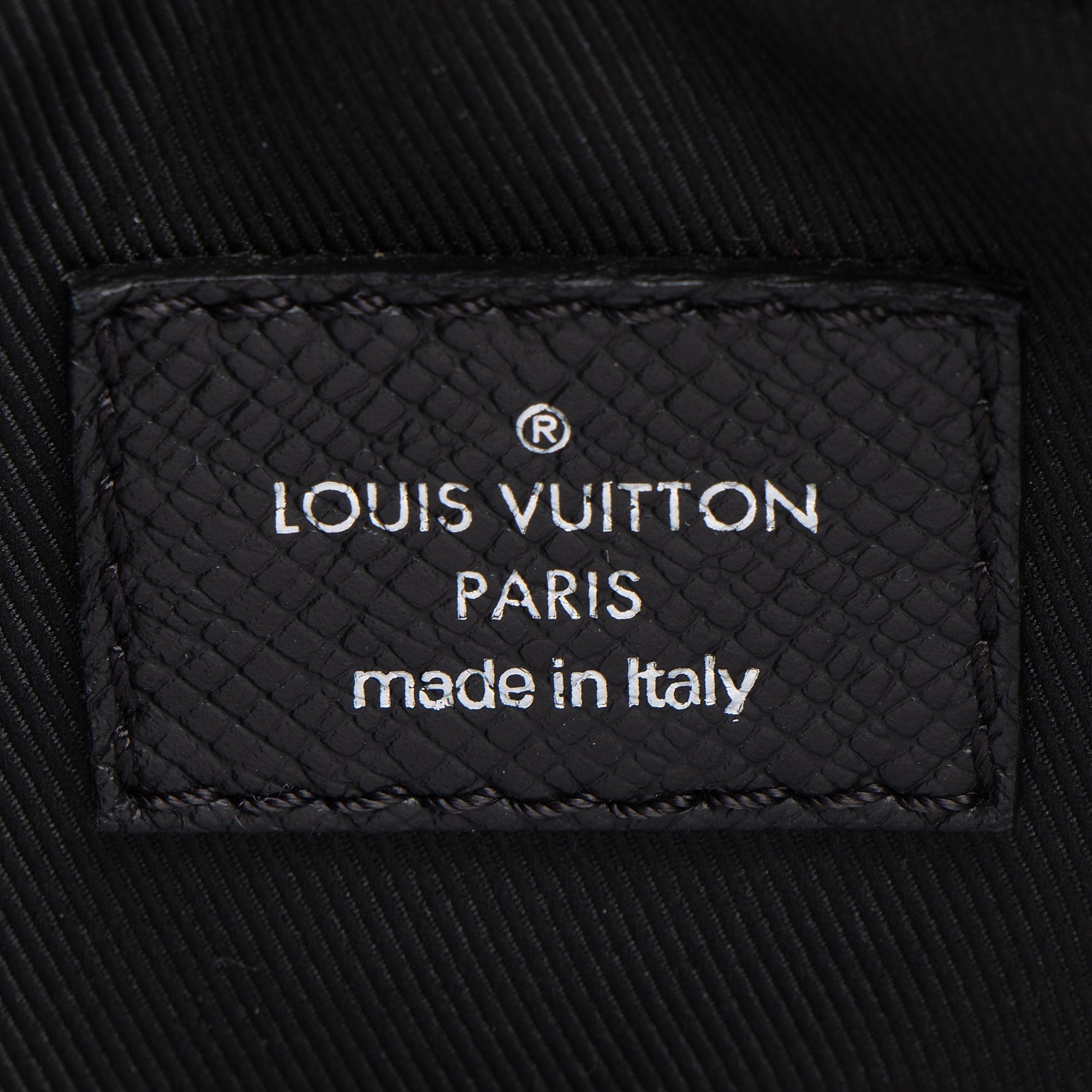 Louis Vuitton Monogram Taiga Outdoor Belt Bag (SHF-lAkpKy)