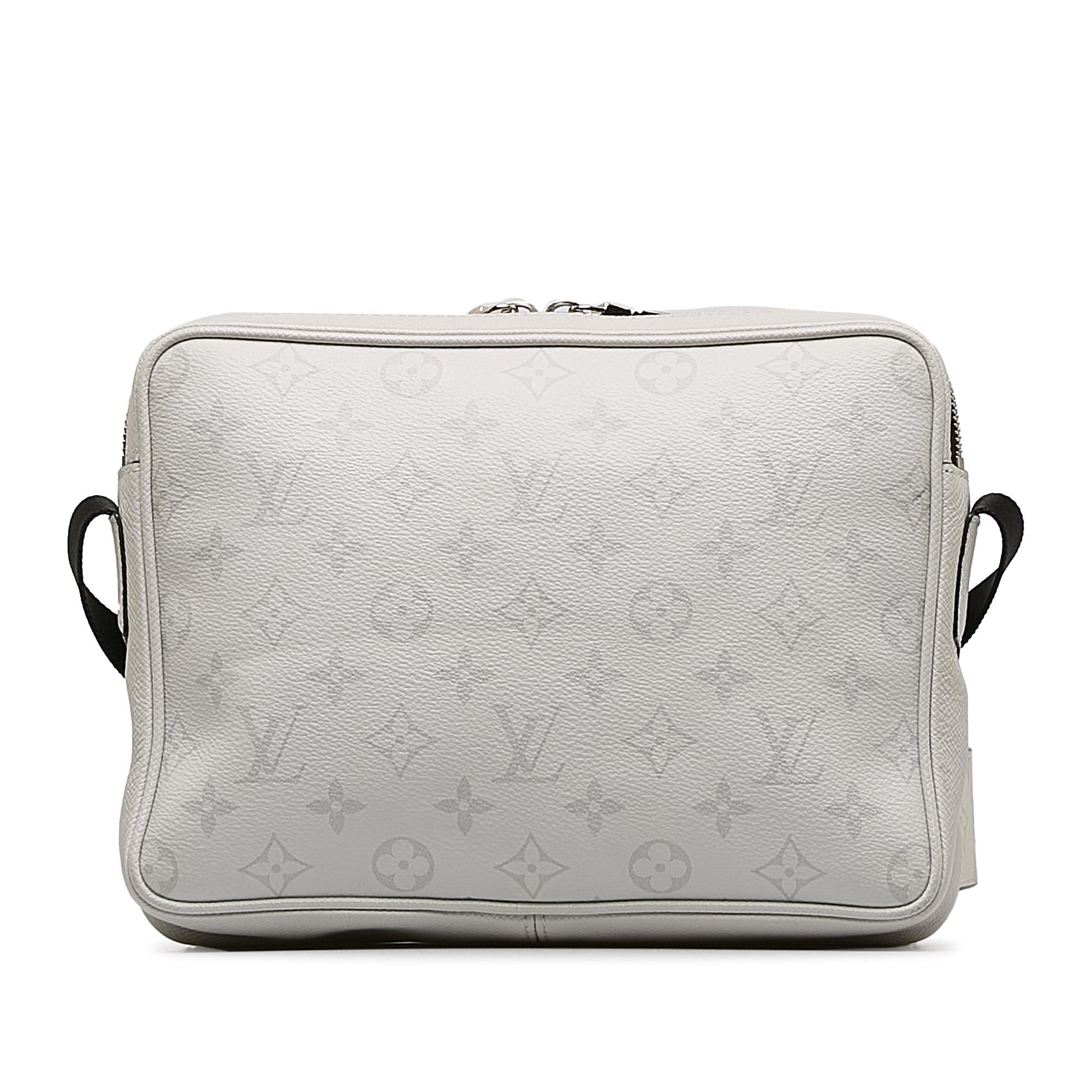 Louis Vuitton Monogram Taigarama Outdoor Messenger (SHG-K2WMt5)