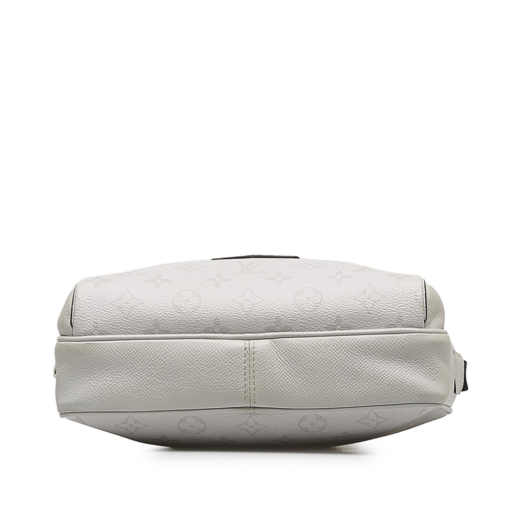 Louis Vuitton Monogram Taigarama Outdoor Messenger (SHG-l3kpfQ)