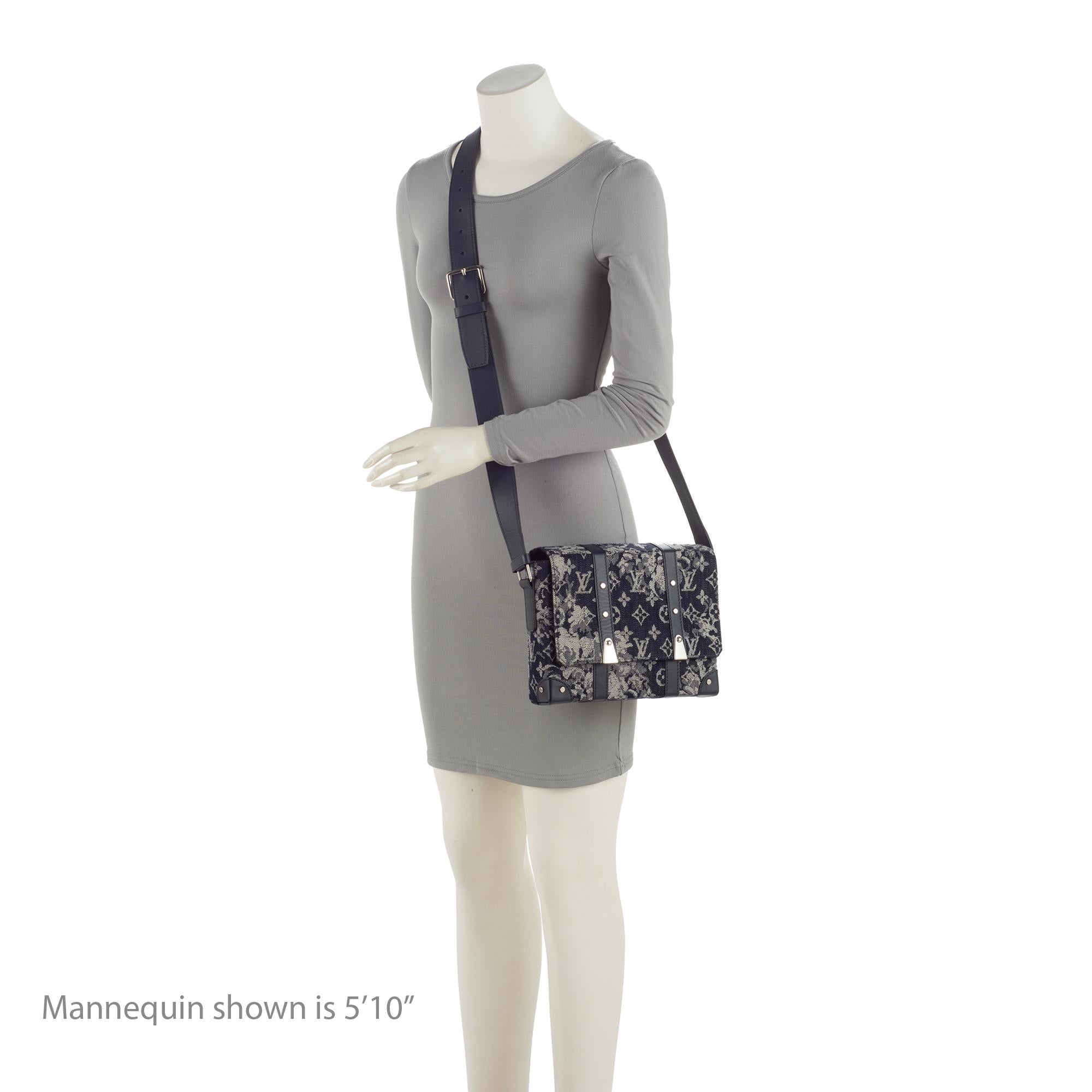 Louis Vuitton Monogram Tapestry Canvas Trunk Messenger (SHF-HsMpfK)