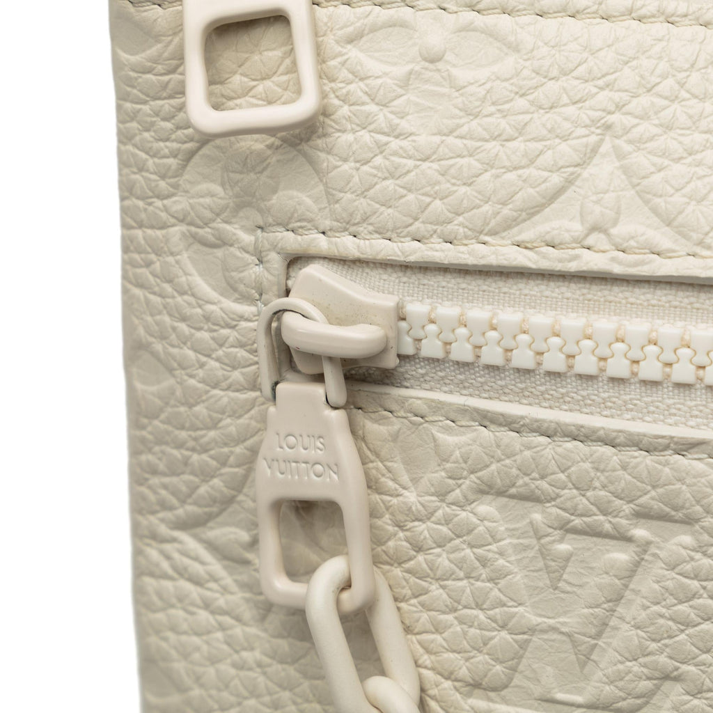 Louis Vuitton Monogram Taurillon A4 Pouch (SHG-6QVsvL)