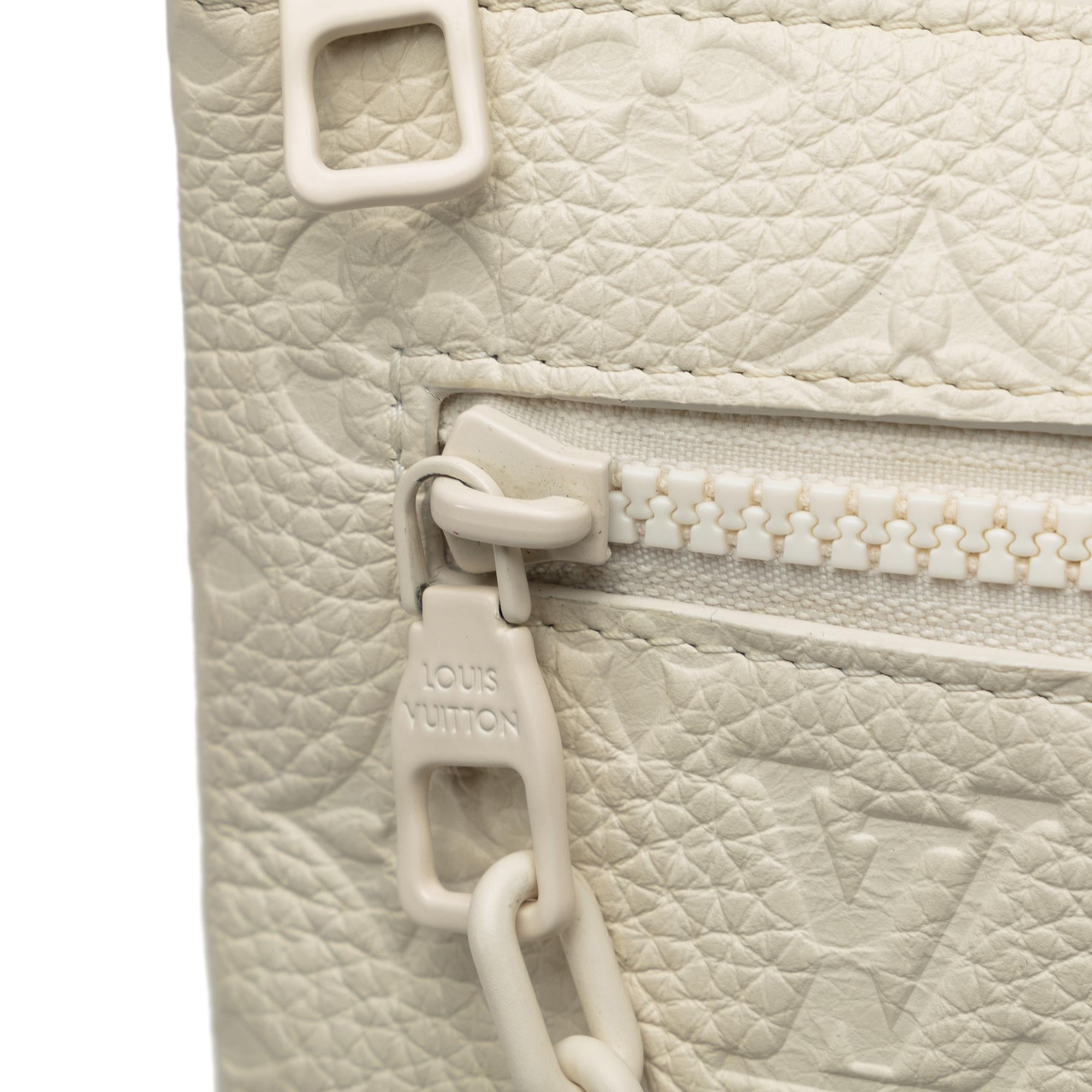 Louis Vuitton Monogram Taurillon A4 Pouch (SHG-6QVsvL)