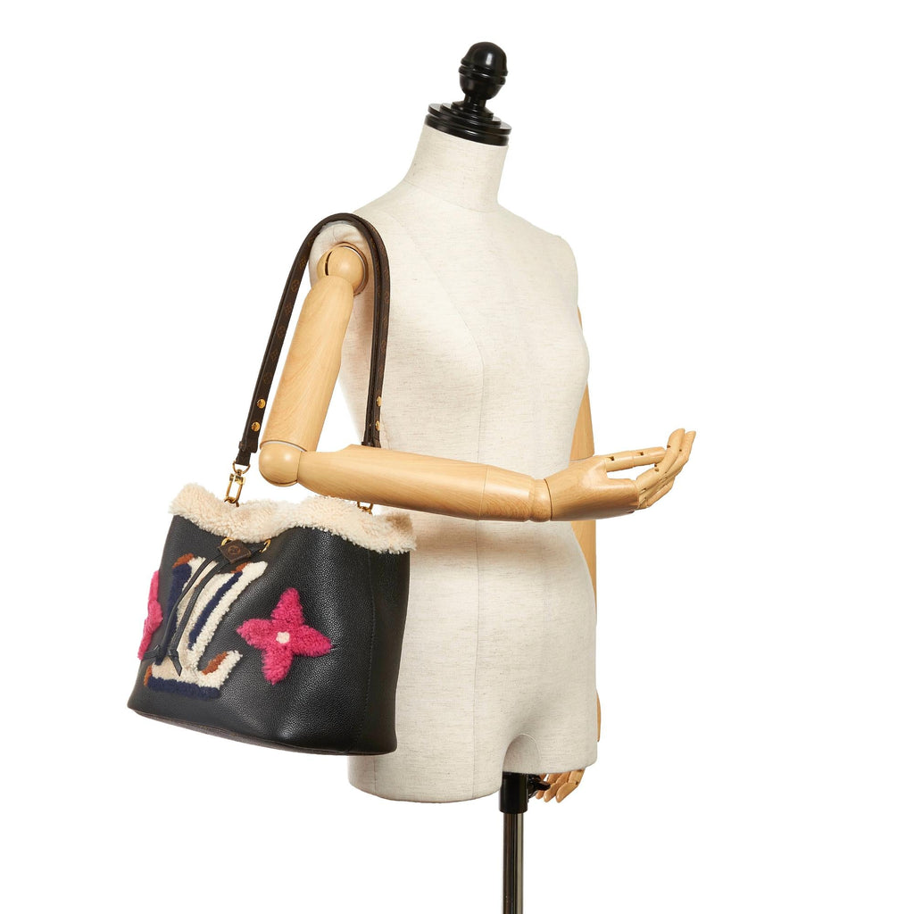 Louis Vuitton Monogram Teddy Shearling Neonoe (SHG-37294)