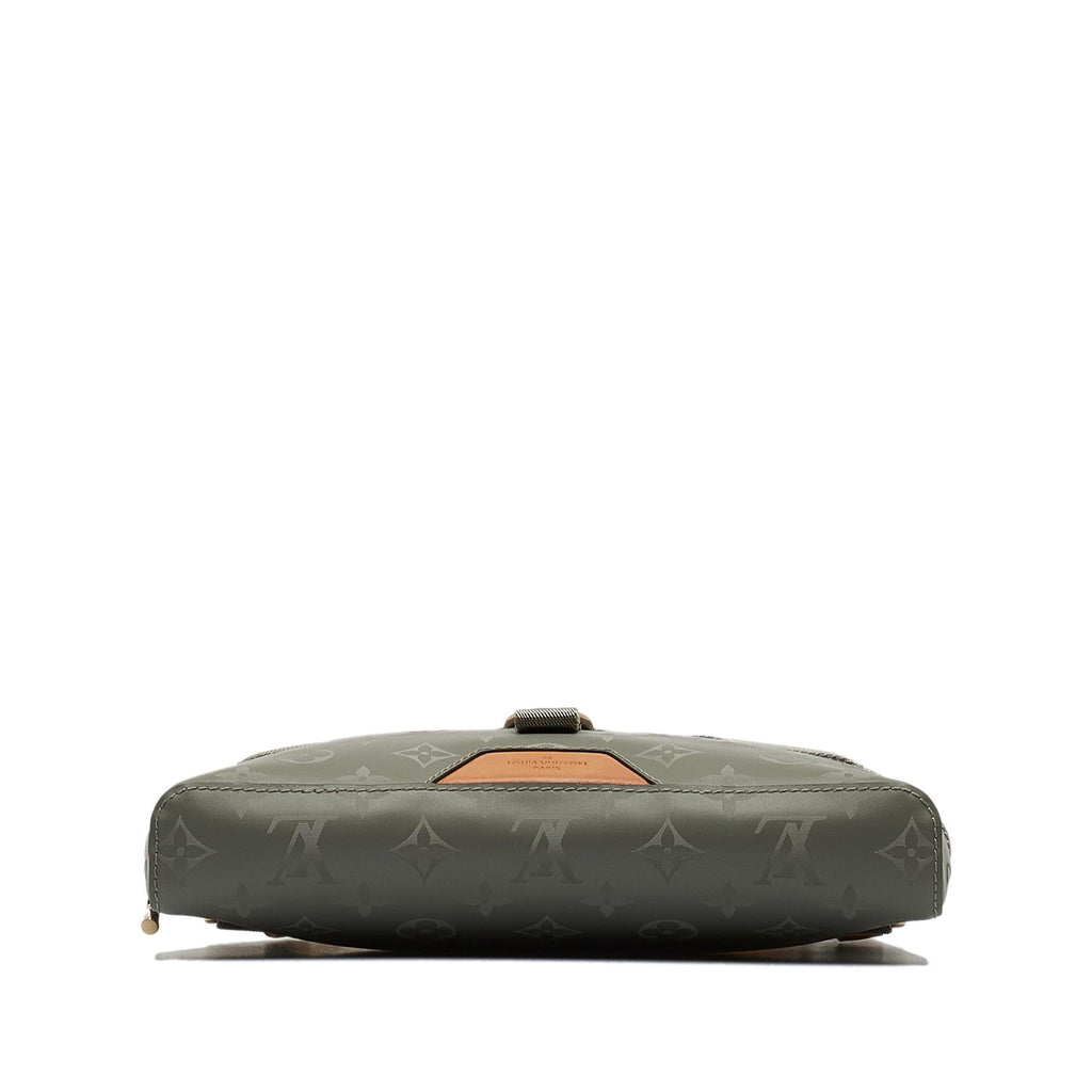 Louis Vuitton Monogram Titanium Messenger PM (SHG-0xX5Bz)