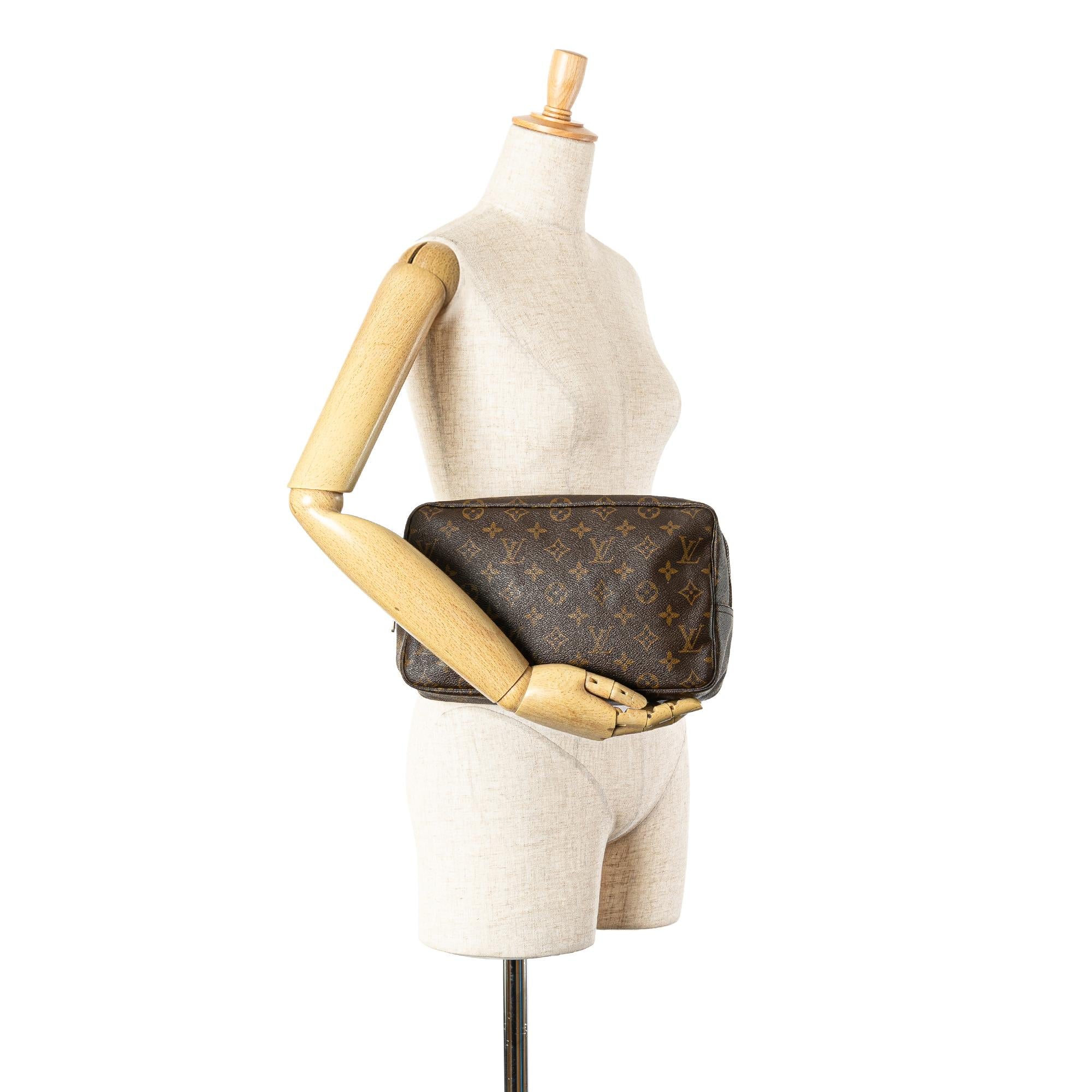 Louis Vuitton Monogram Trousse Toilette 28 (SHG-fPorGF)