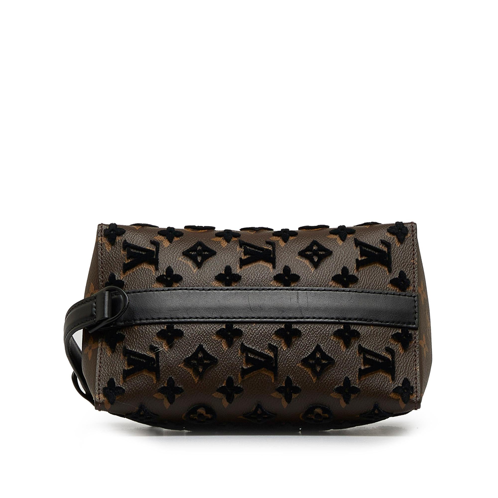 Louis Vuitton Monogram Tuffetage Triangle Messenger (SHG-mXWoCr)