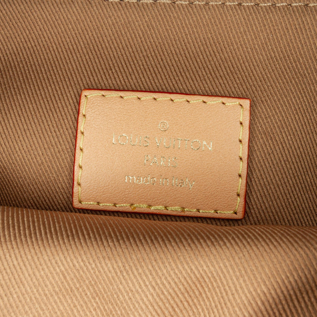 Louis Vuitton Monogram Utility Phone Sleeve (SHG-h61XTd)