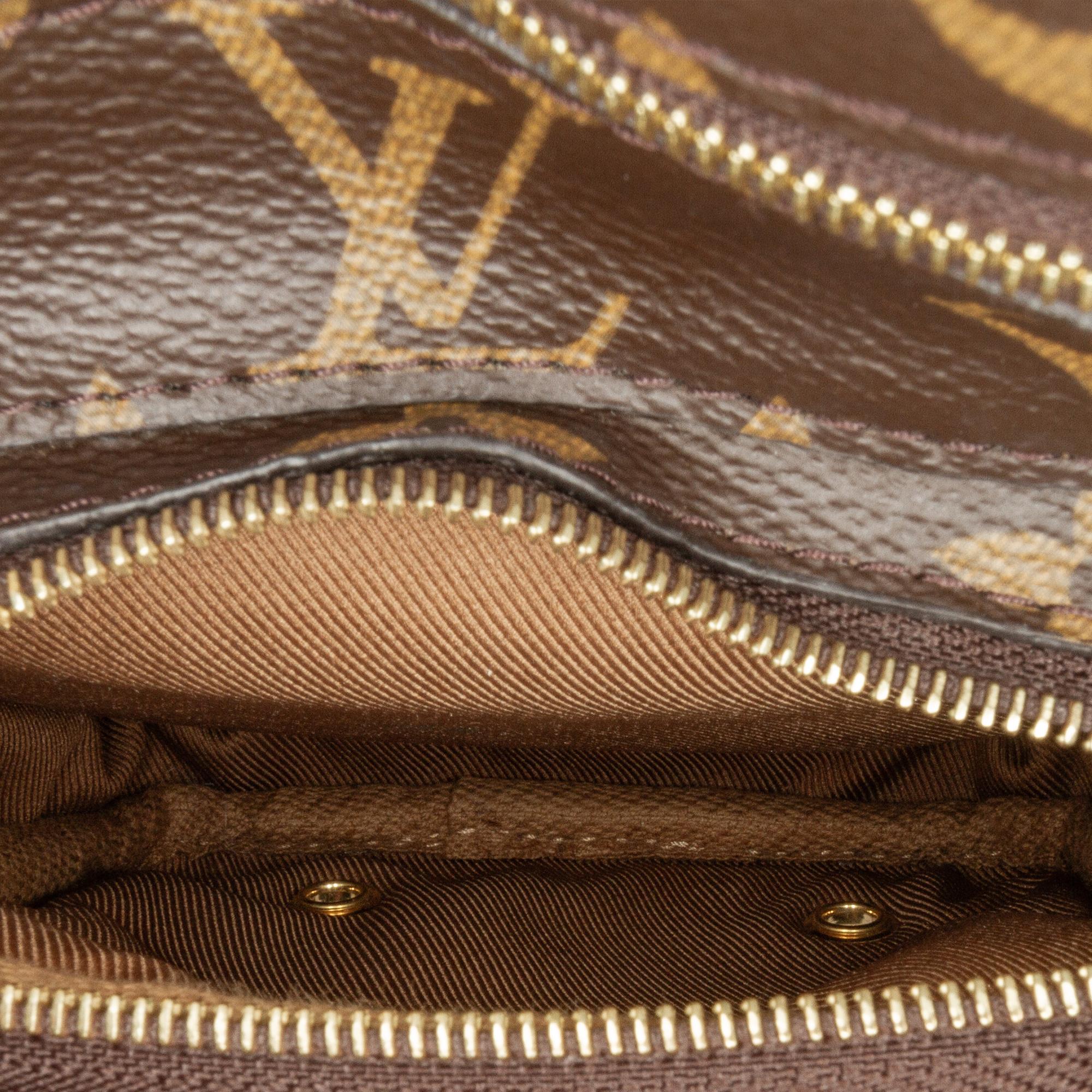 Louis Vuitton Monogram Utility Phone Sleeve (SHG-h61XTd)