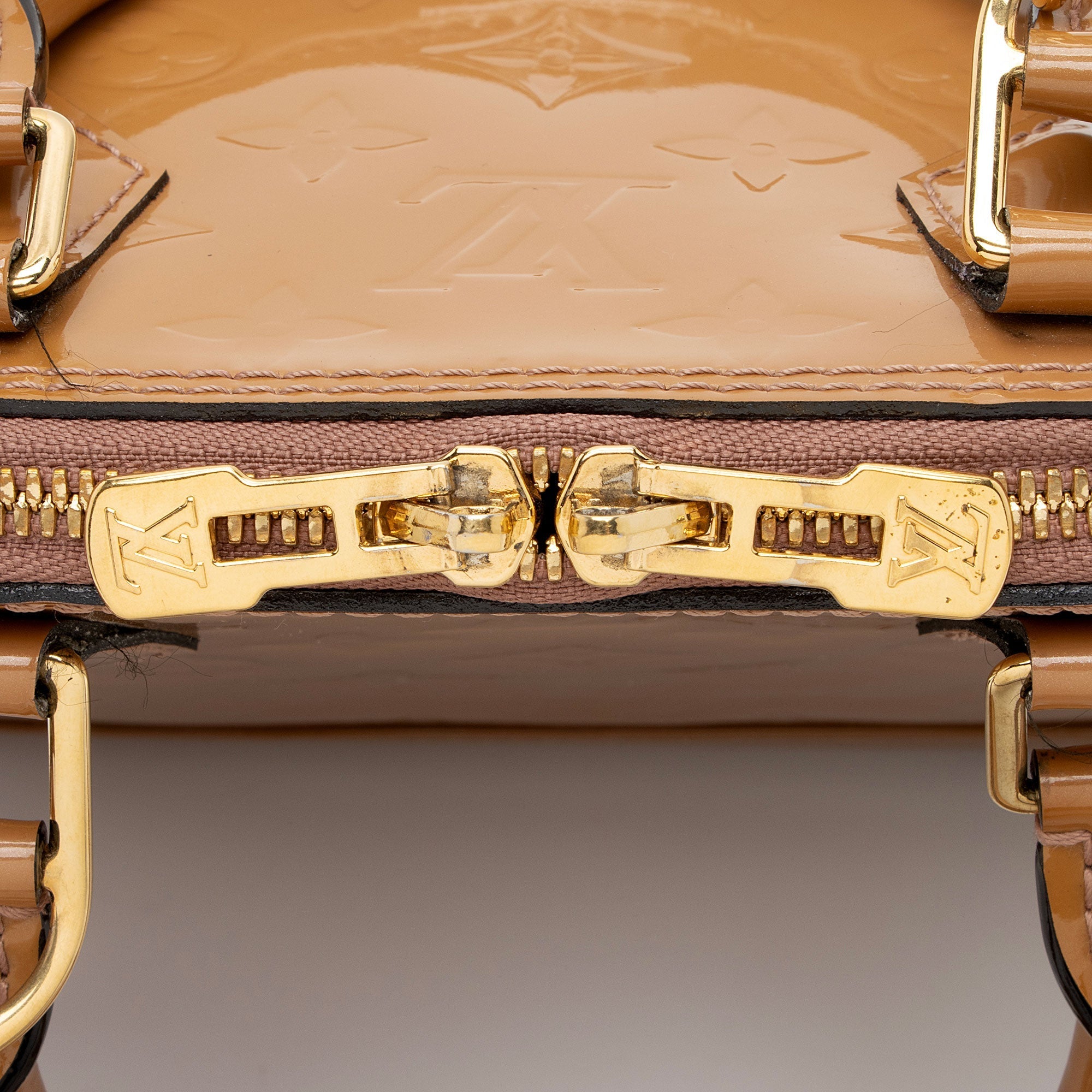 Louis Vuitton Monogram Vernis Alma BB Satchel (SHF-WrgZSd)