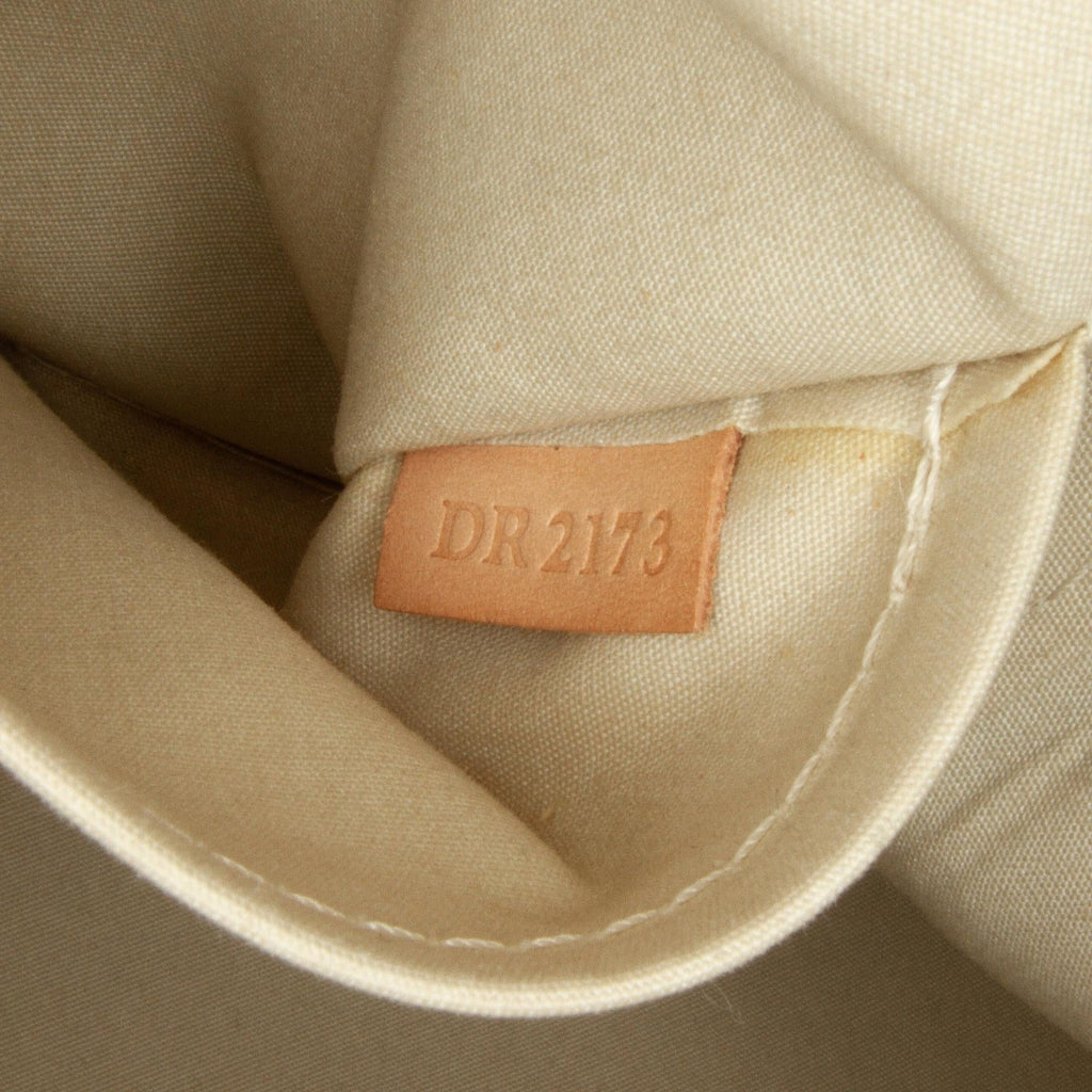 Louis Vuitton Monogram Vernis Brea MM (SHG-yttlDO)