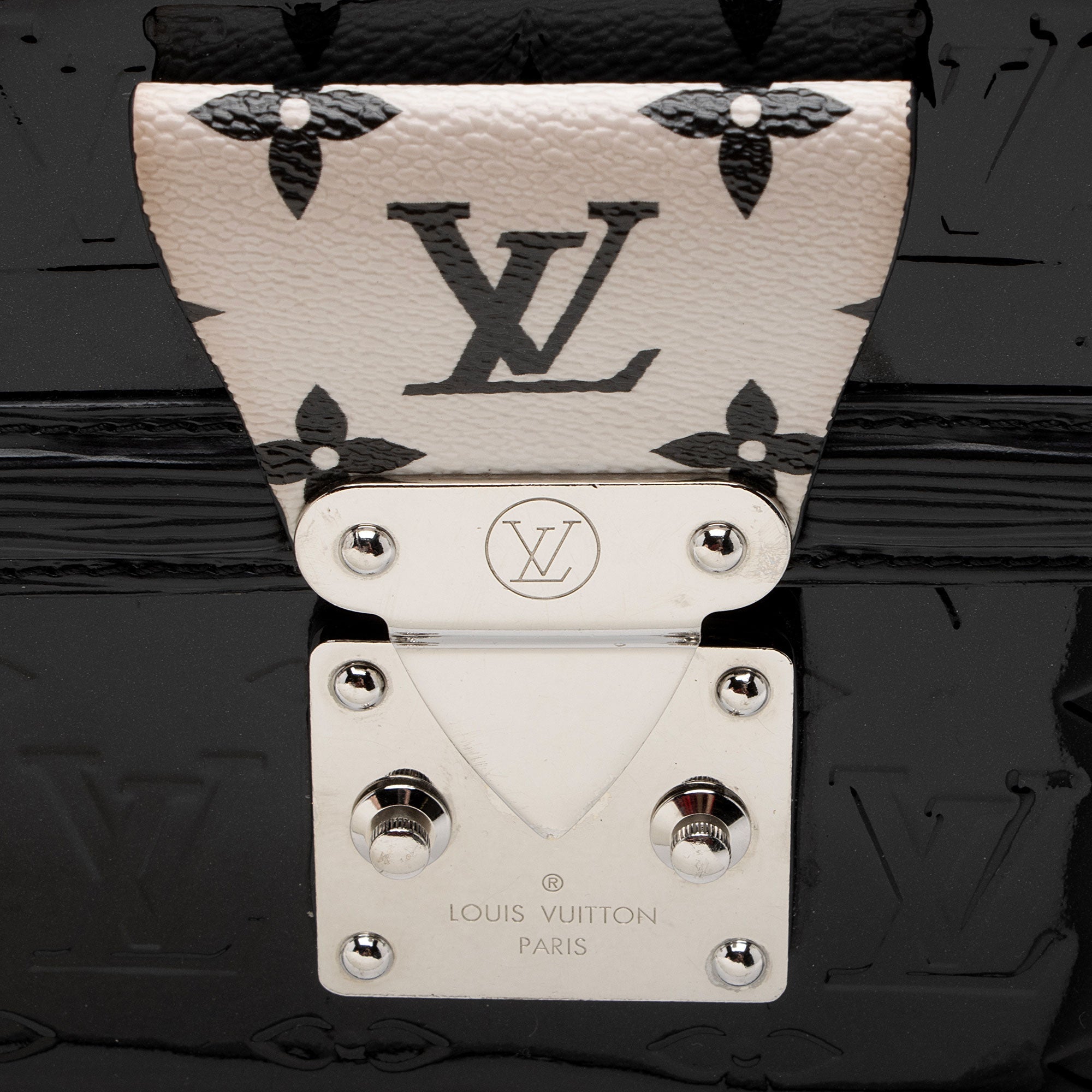 Louis Vuitton Monogram Vernis LV Wynwood Shoulder Bag (SHF-7bBUZJ)