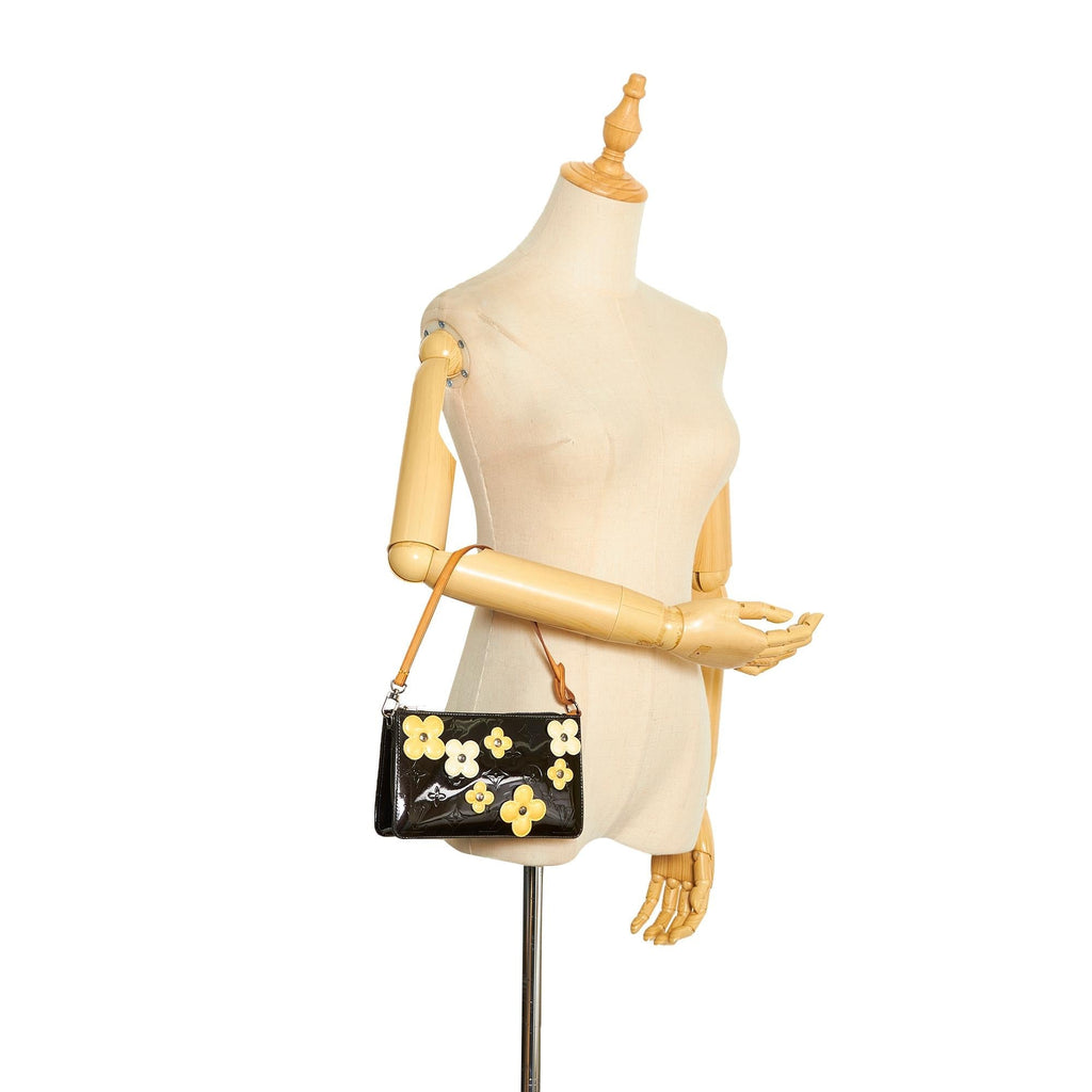 Louis Vuitton Monogram Vernis Lexington Fleurs Pochette (SHG-EGCiL8)