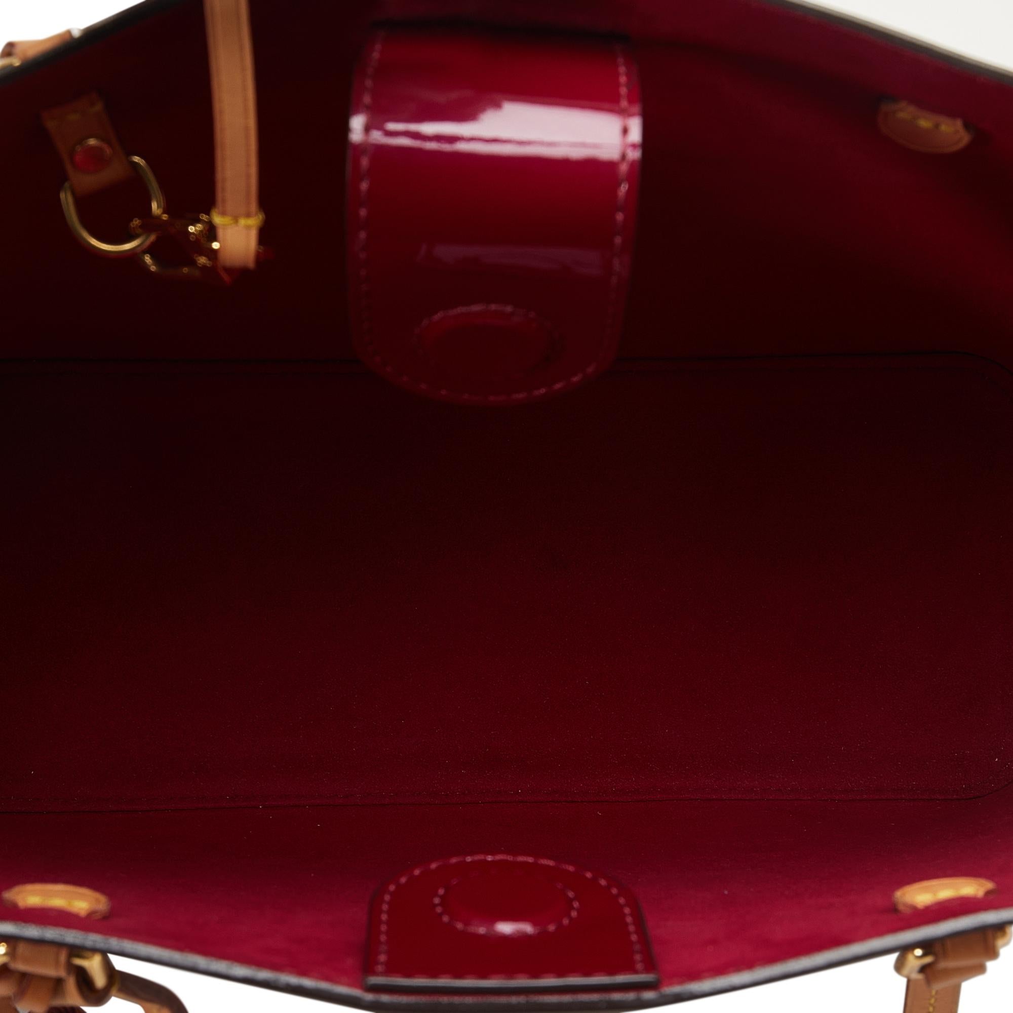 Louis Vuitton Monogram Vernis Long Beach PM (SHG-Z4IHvd)