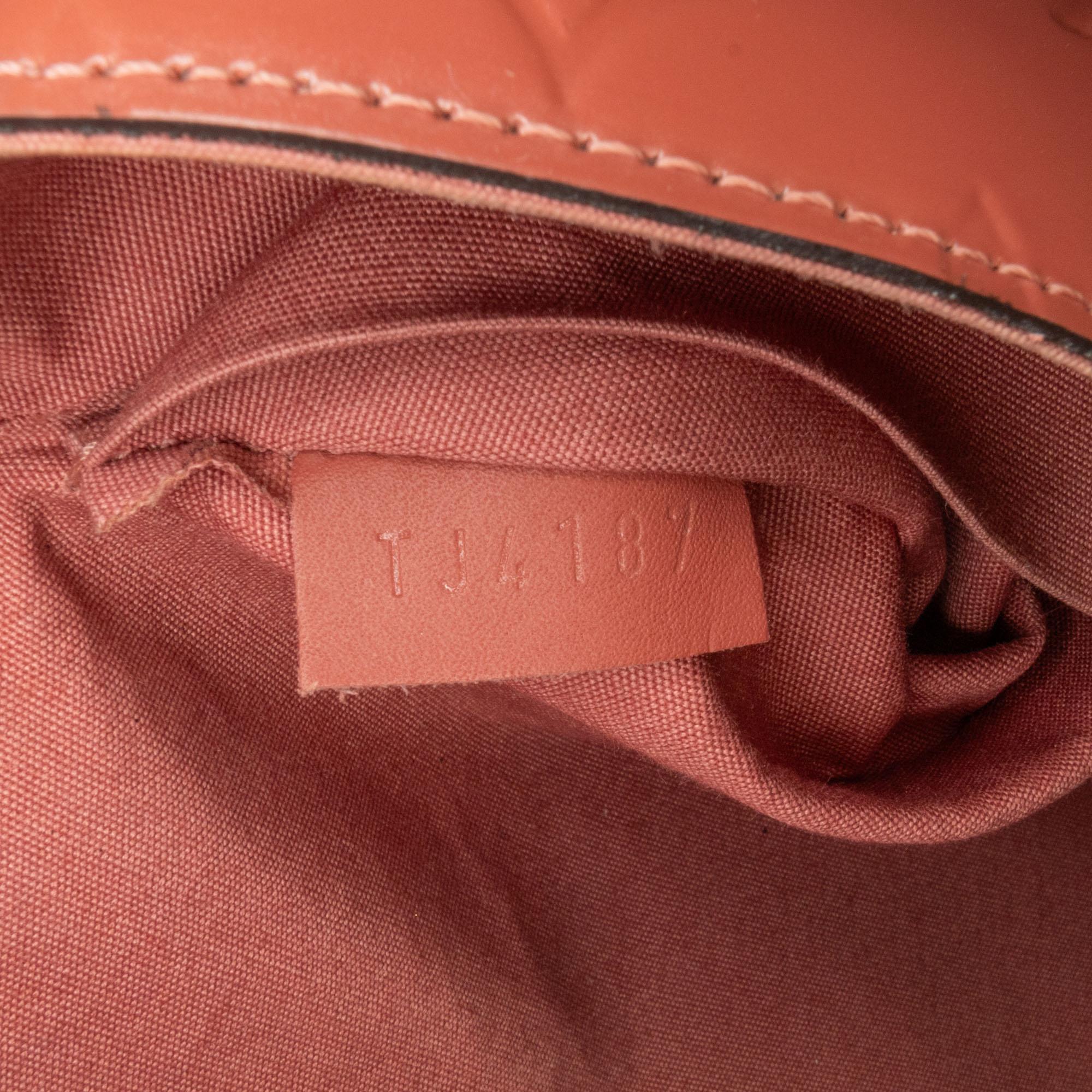 Louis Vuitton Monogram Vernis Pochette Felicie Valentine Dog (SHG-MbxcoD)