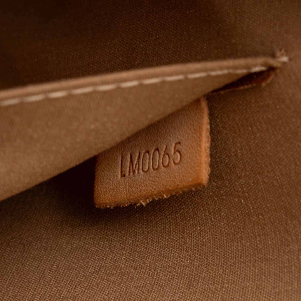 Louis Vuitton Monogram Vernis Roxbury Drive Clutch (SHF-KaFdPJ)