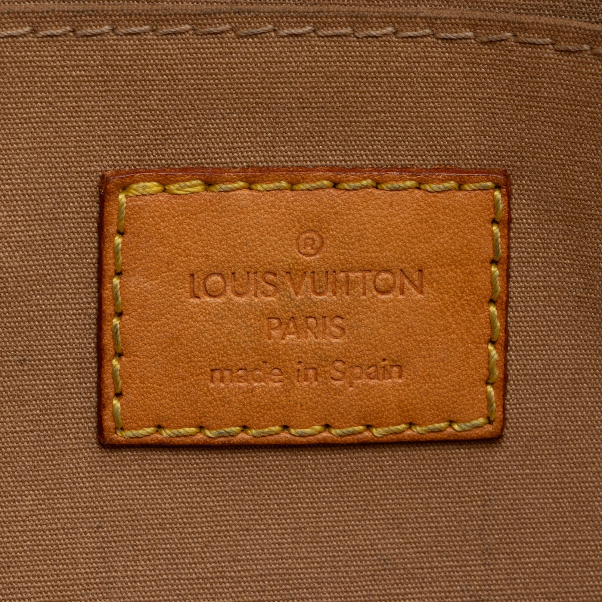 Louis Vuitton Monogram Vernis Roxbury Drive Clutch (SHF-KaFdPJ)