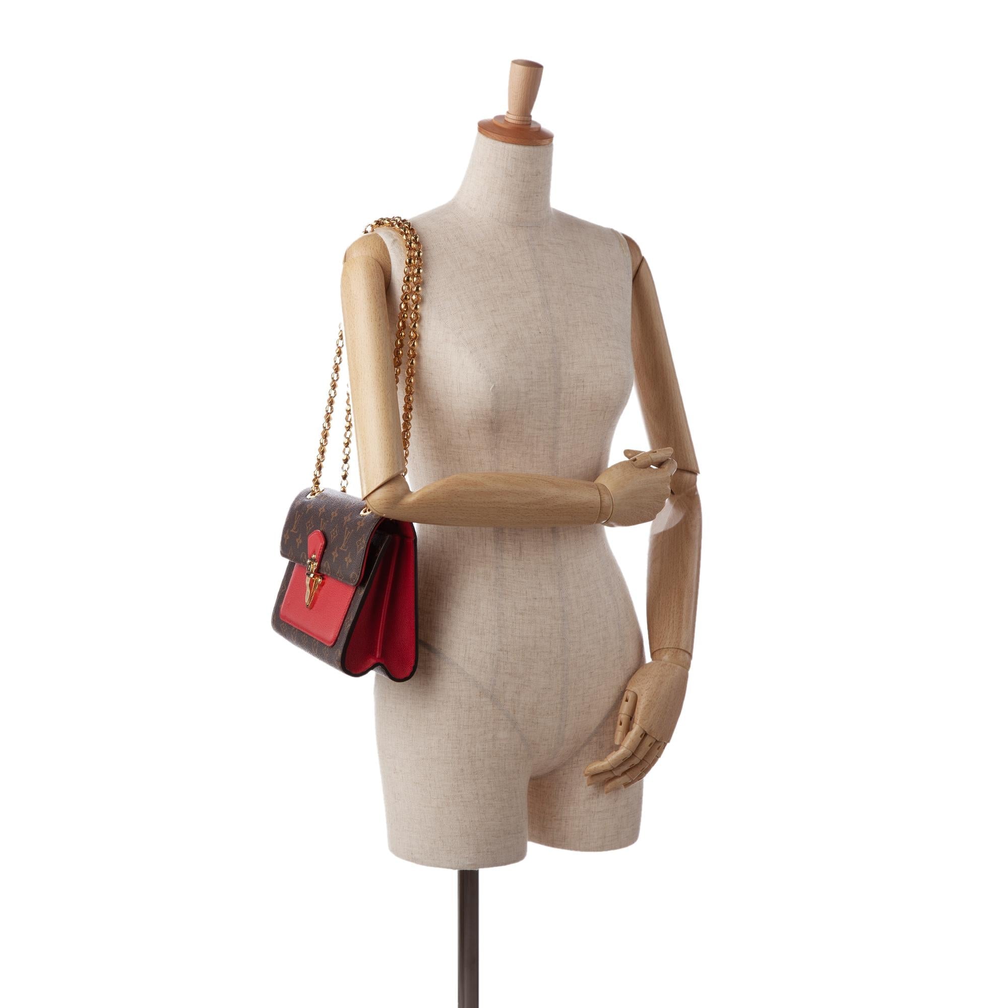 Louis Vuitton Monogram Victoire (SHG-tVgQig)
