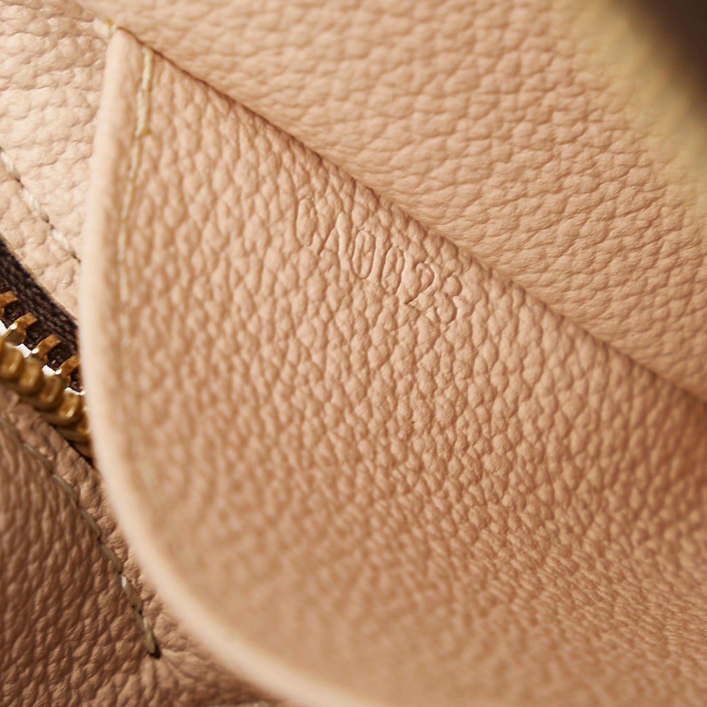 Louis Vuitton Monogram cosmetic pouch (SHG-1y1E0z)