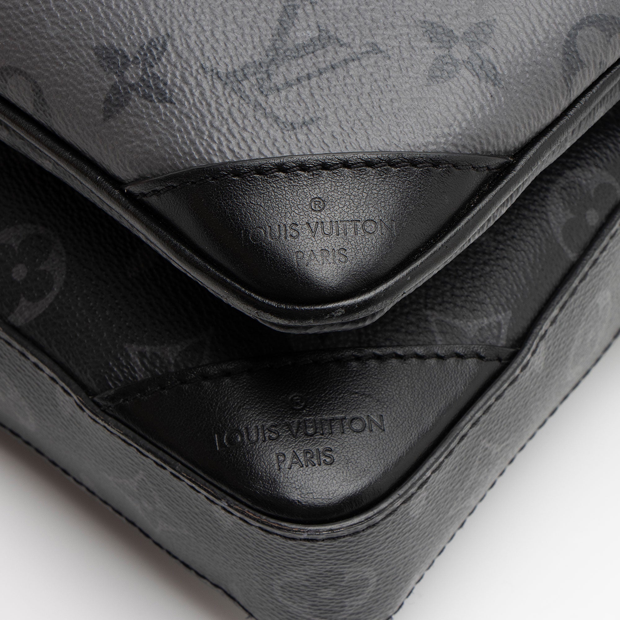 Louis Vuitton Reverse Monogram Eclipse Trio Messenger (SHF-CDPjS8)