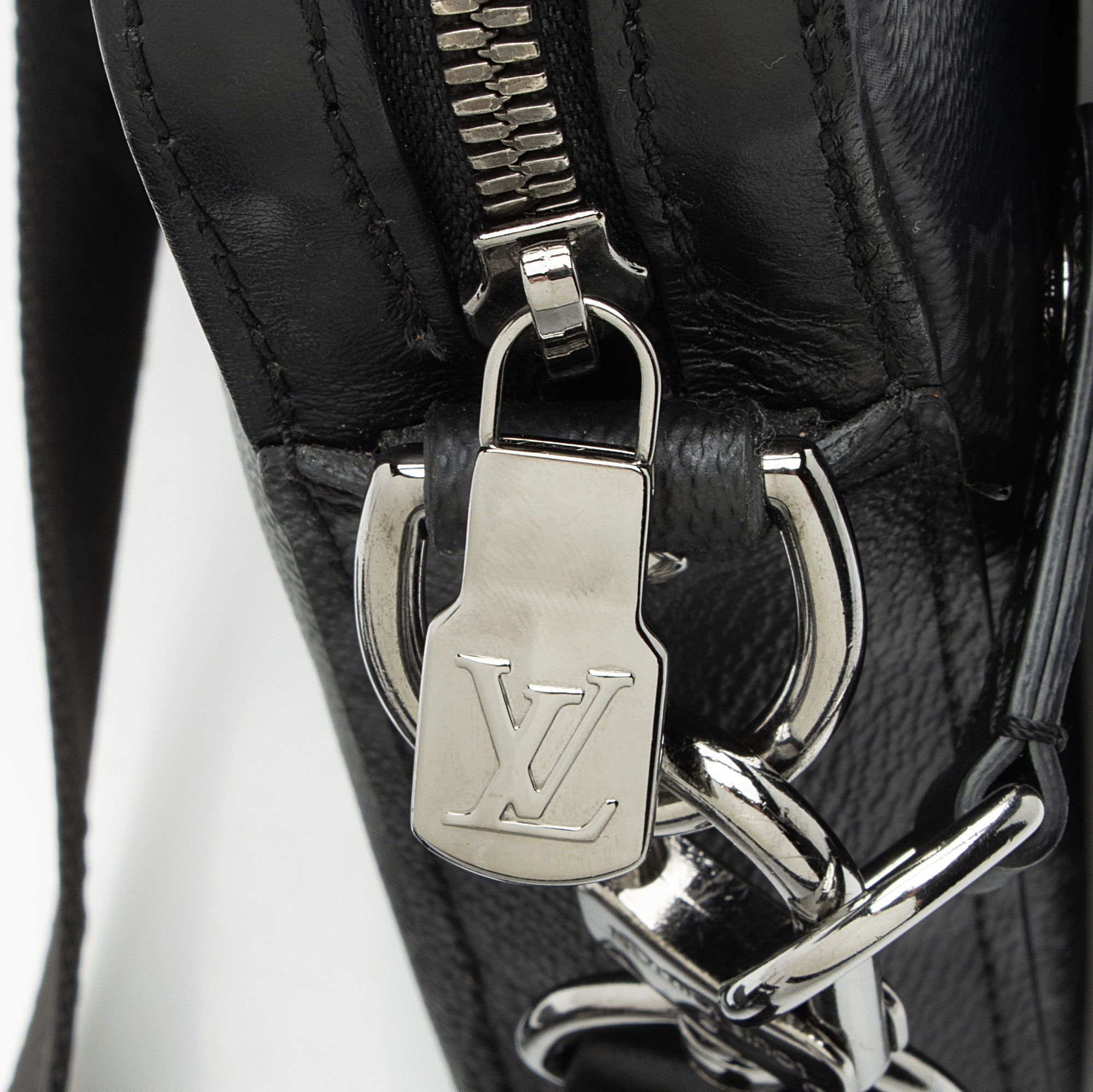 Louis Vuitton Reverse Monogram Eclipse Trio Messenger (SHF-JPkZwY)