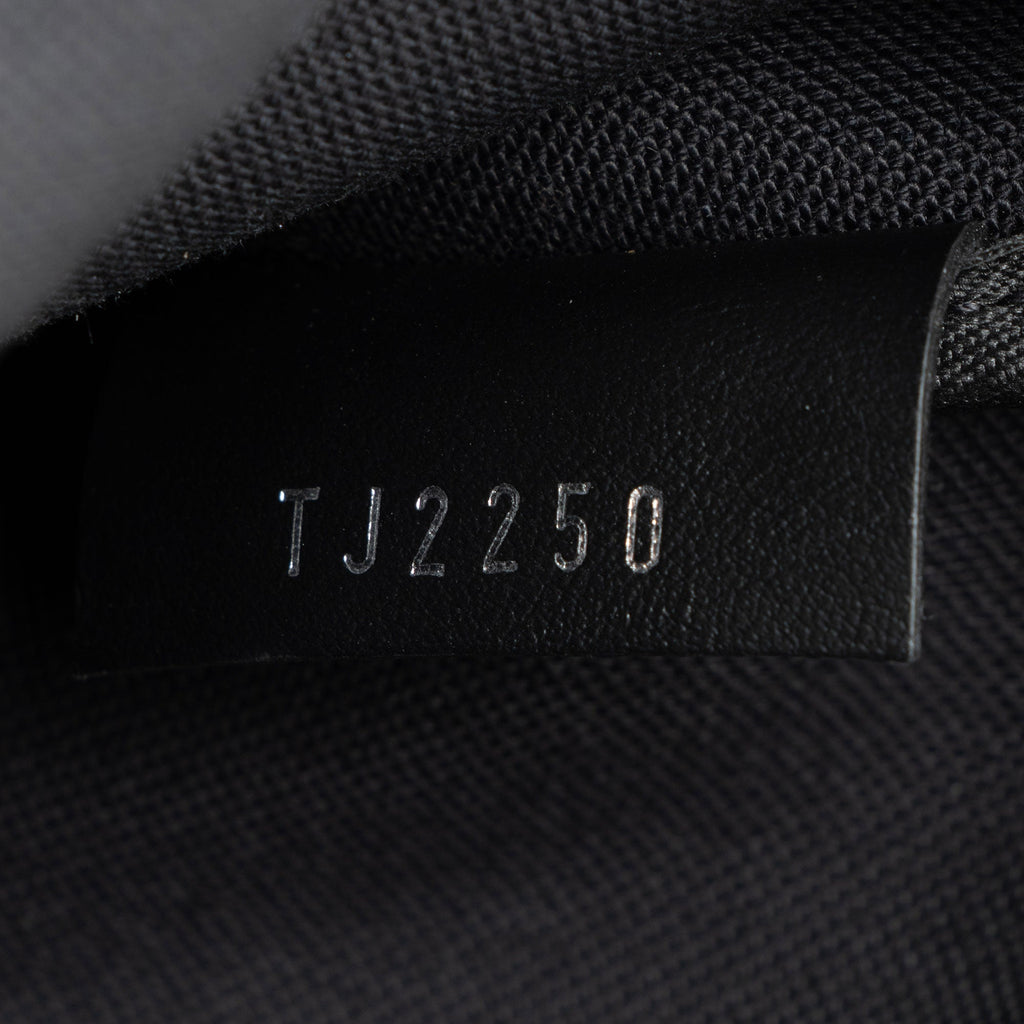 Louis Vuitton Reverse Monogram Eclipse Trio Messenger (SHF-JPkZwY)