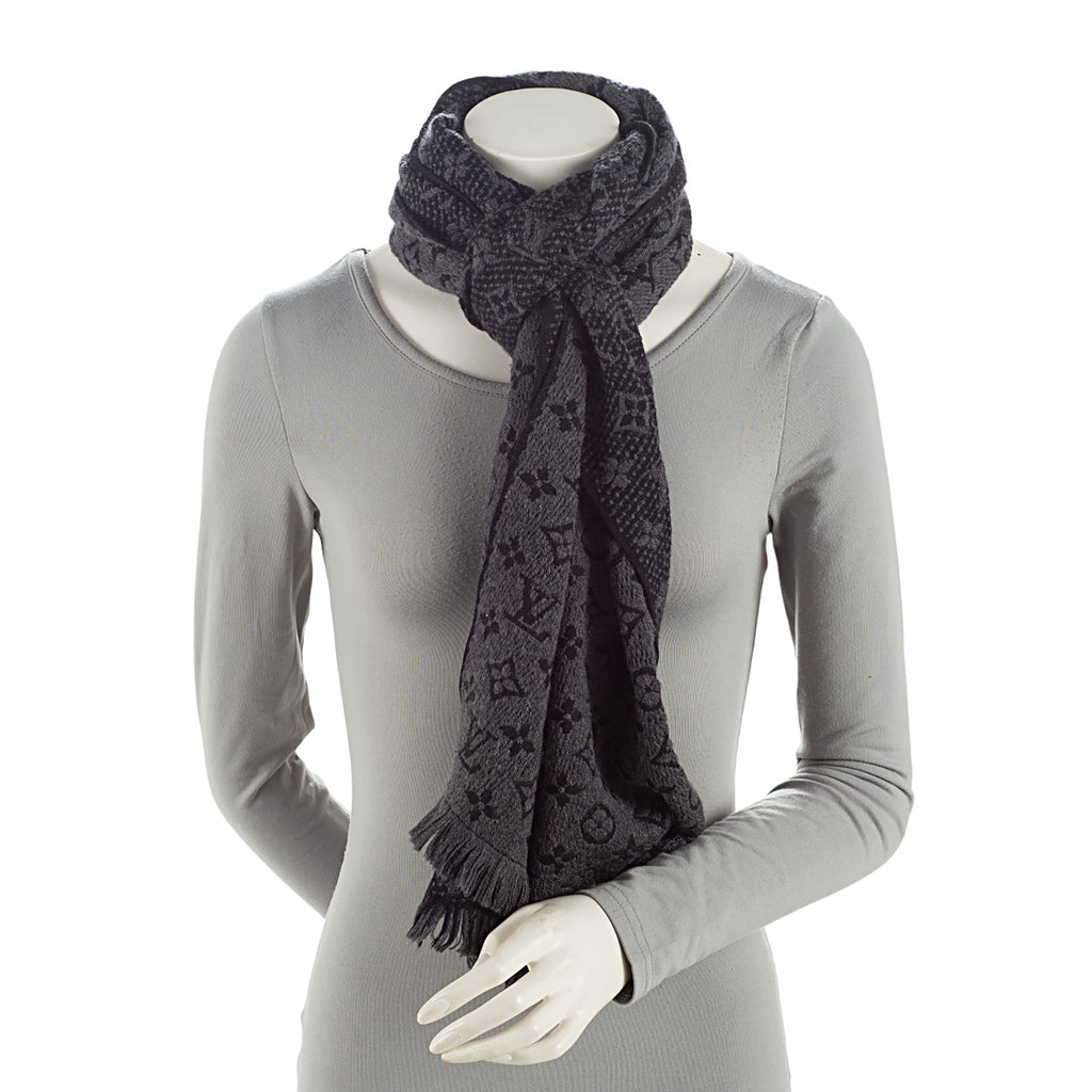 Louis Vuitton Wool Monogram Classic Scarf (SHF-6ZKjr7)