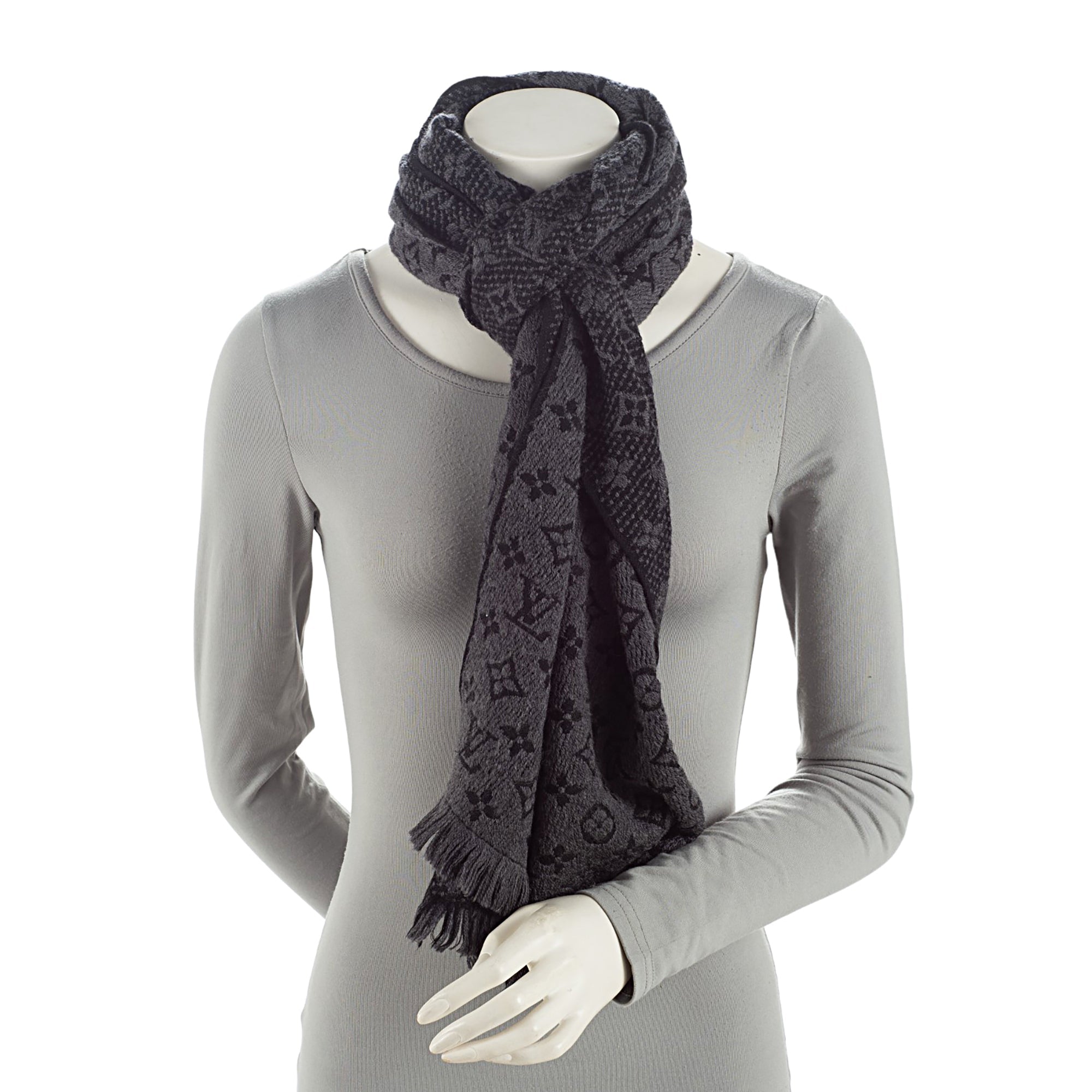Louis Vuitton Wool Monogram Classic Scarf (SHF-6ZKjr7)