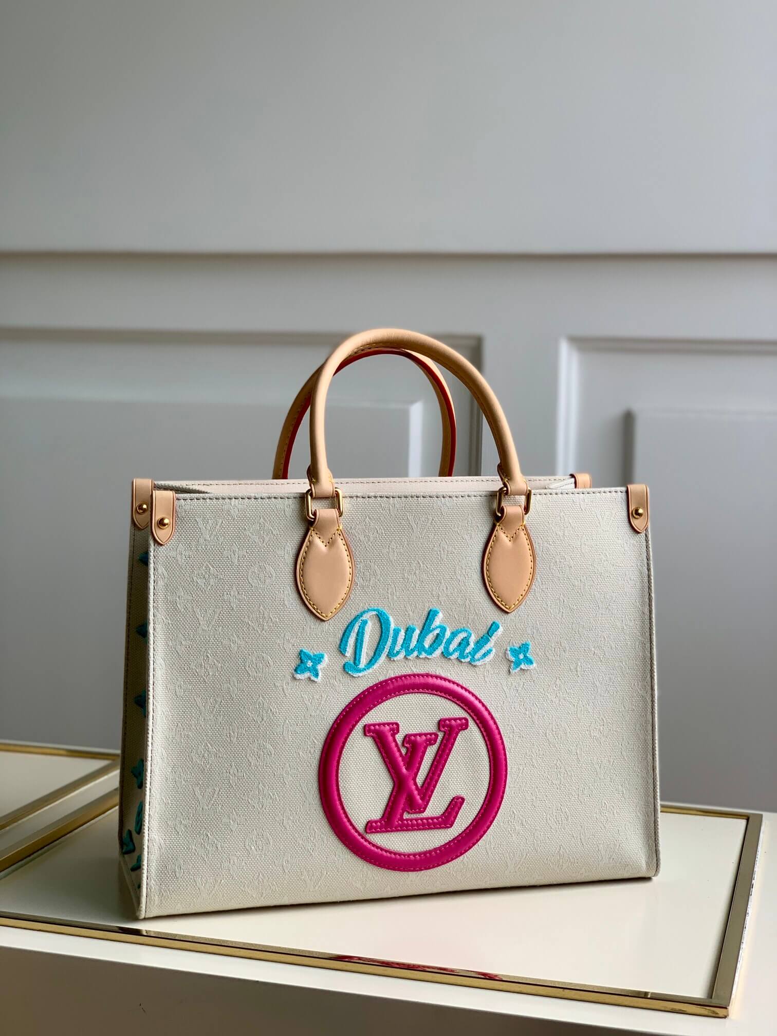 M20815 ONTHEGO TOTE BAG EMBROIDERED AND LEATHER TRIM SMALL 35 white rose