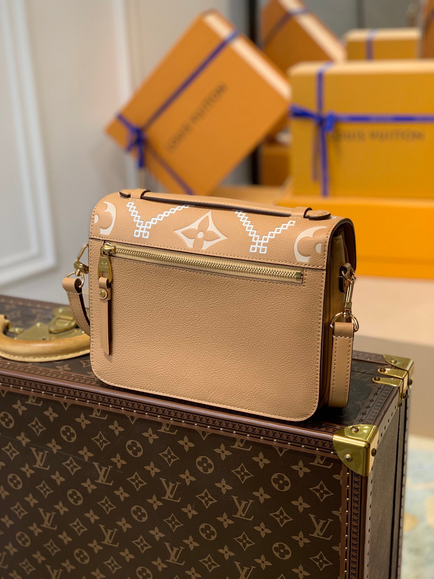 M46018 POCHETTE MÉTIS Arizona yellow shoulder bag Monogram Empreinte