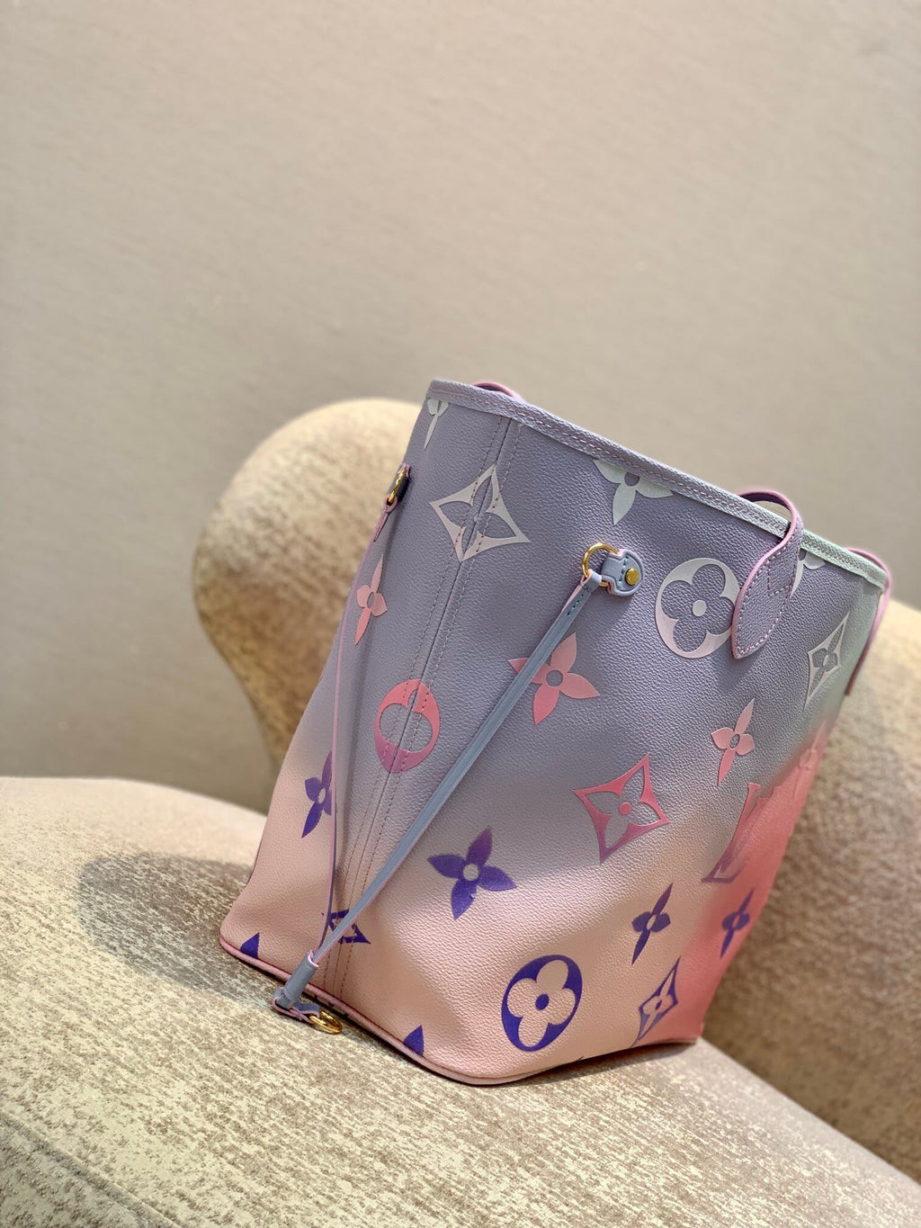 M46077 NEVERFULL MM Sunrise Pastel pink blue