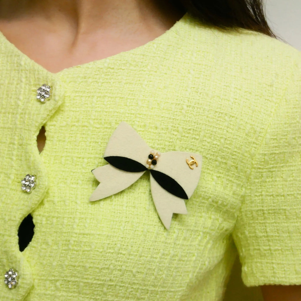 CHANEL 2002 Fall Pearl Bow Brooch