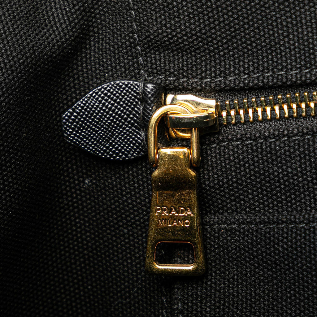 Prada Canapa Logo Tote (SHG-JkQ43L)