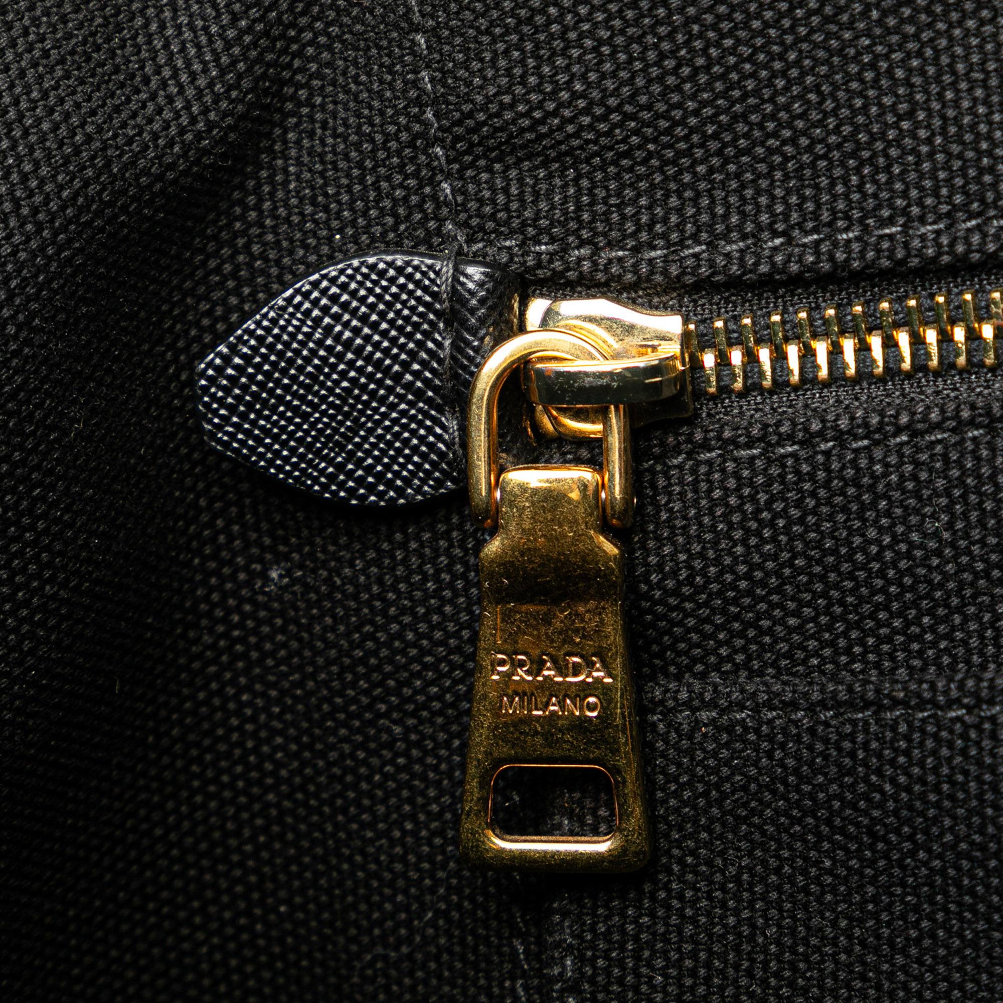 Prada Canapa Logo Tote (SHG-JkQ43L)