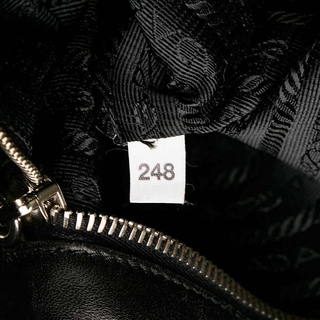 Prada Grommet Tessuto Tote (SHG-HPEKAR)
