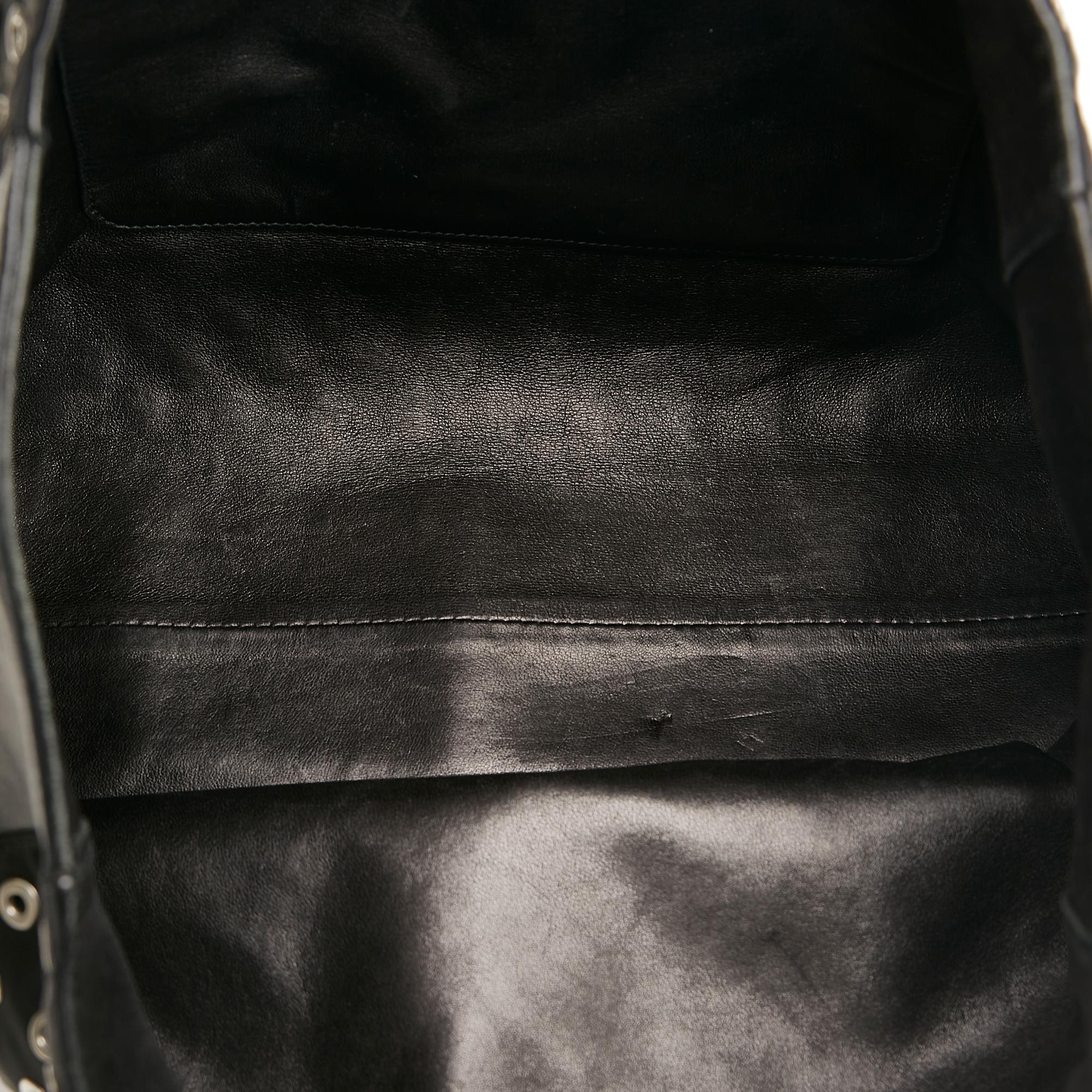 Prada Grommet Tessuto Tote (SHG-HPEKAR)