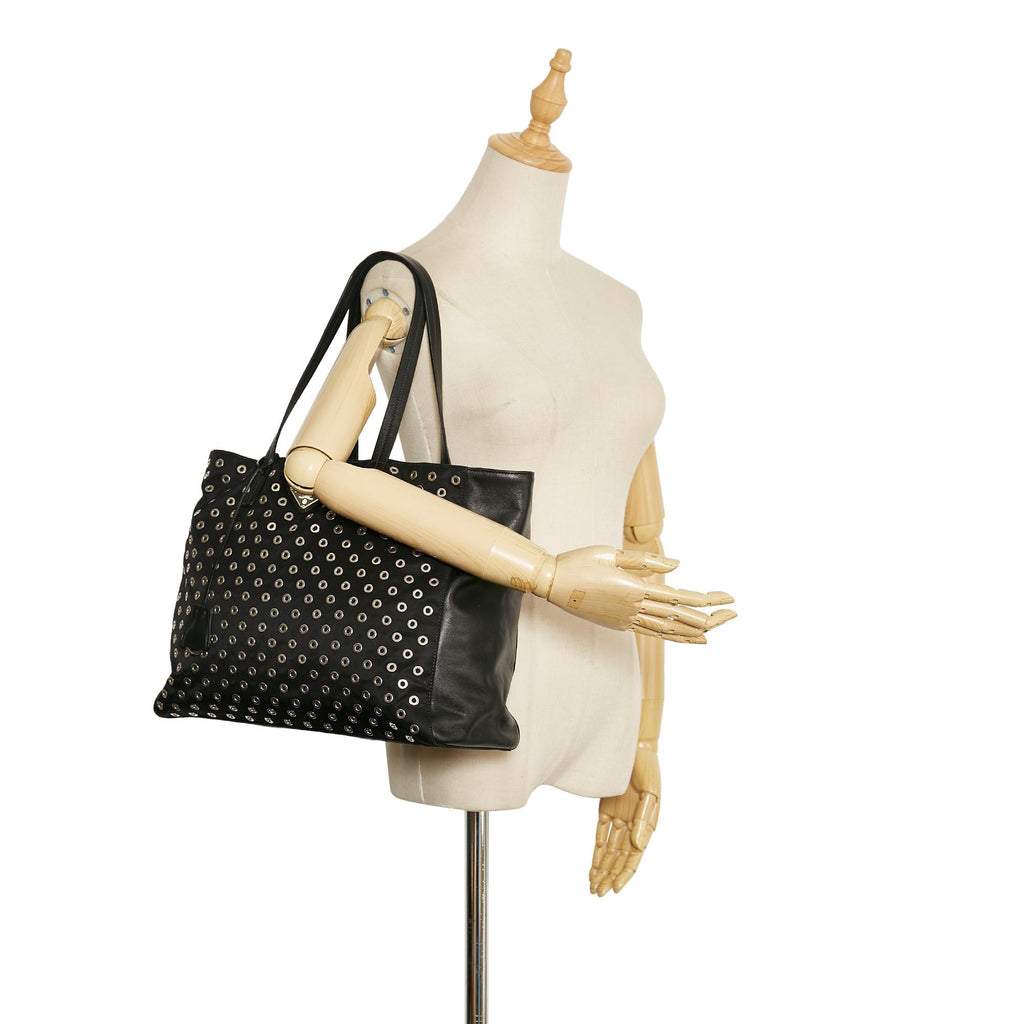 Prada Grommet Tessuto Tote (SHG-HPEKAR)