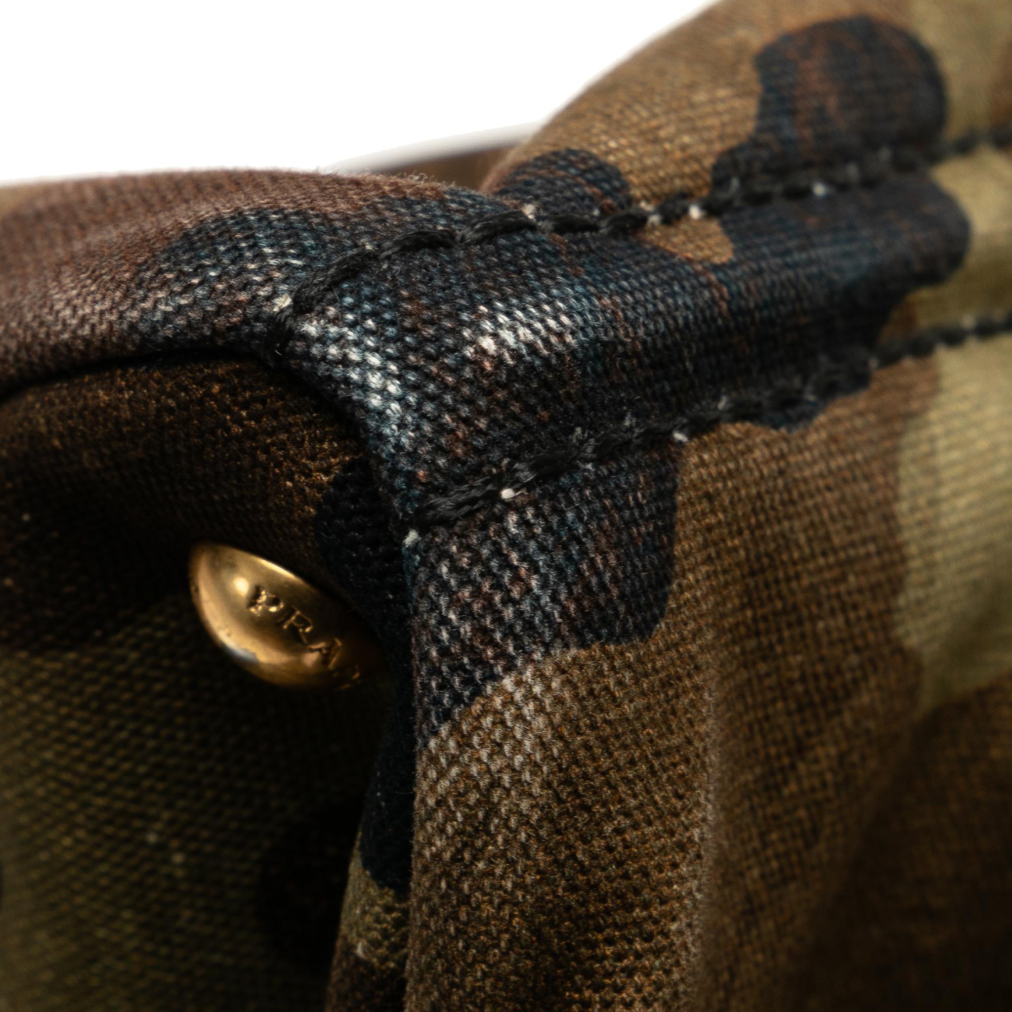 Prada Large Camouflage Stampata Canapa Tote (SHG-BOAIpk)