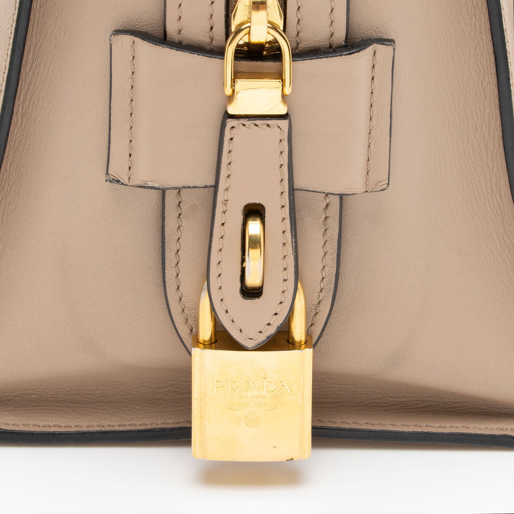 Prada Saffiano City Calf Esplanade Medium Tote (SHF-1eJe1G)