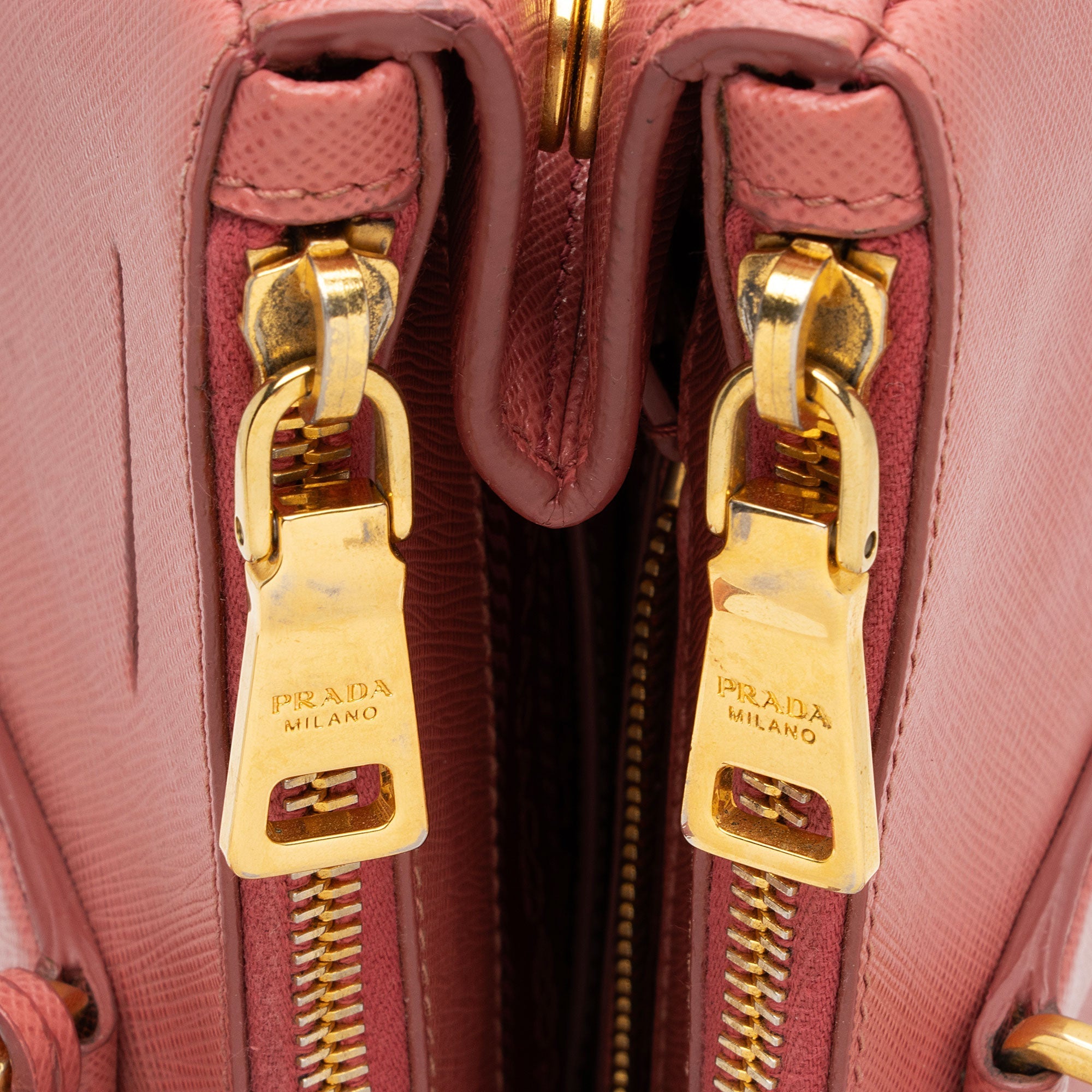 Prada Saffiano Lux Double Zip Medium Tote (SHF-XXyRbs)