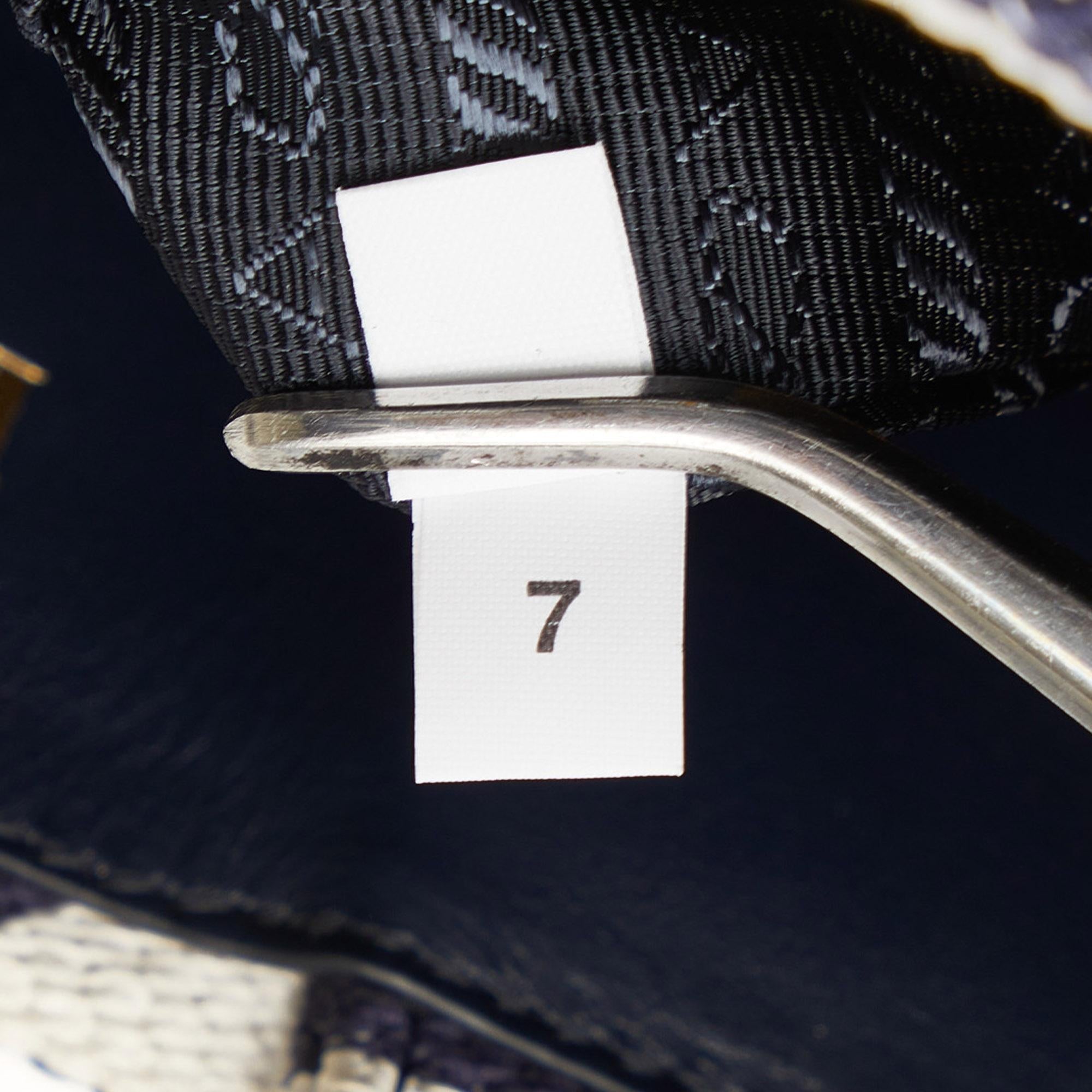 Prada Small Symbole Triangolo Tote (SHG-hRk7cv)