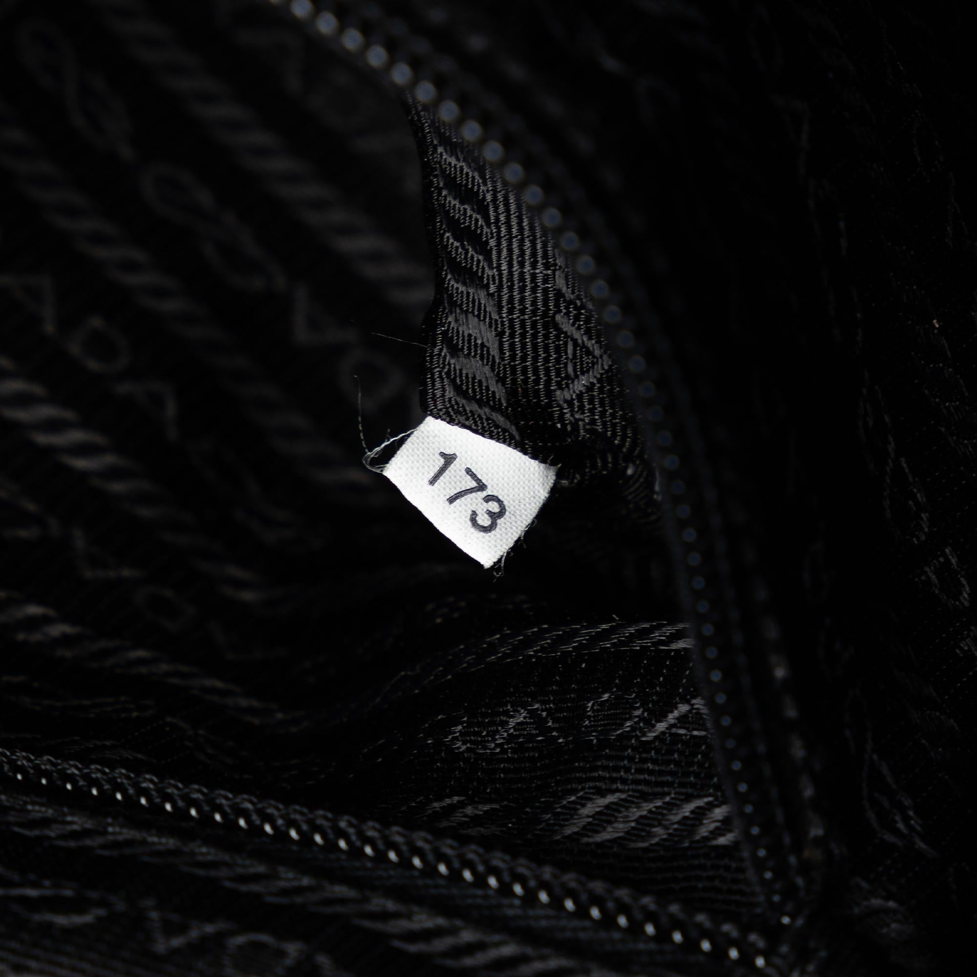 Prada Tessuto Tote Bag (SHG-yxbzP2)