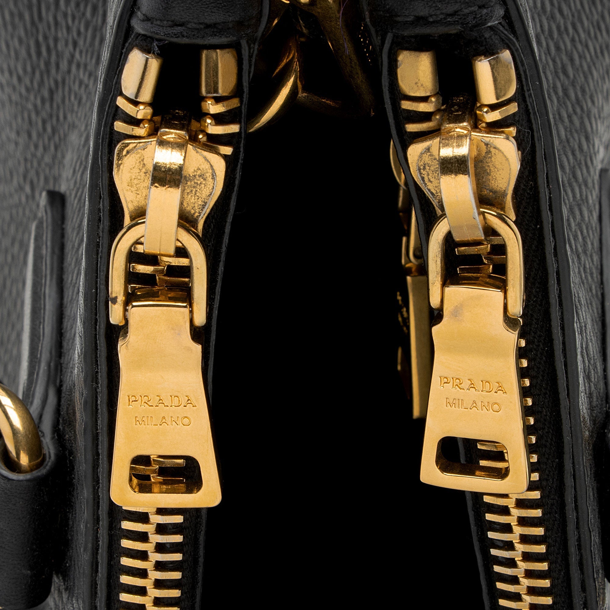 Prada Vitello Daino Double Zip Medium Tote (SHF-Ve4tnw)