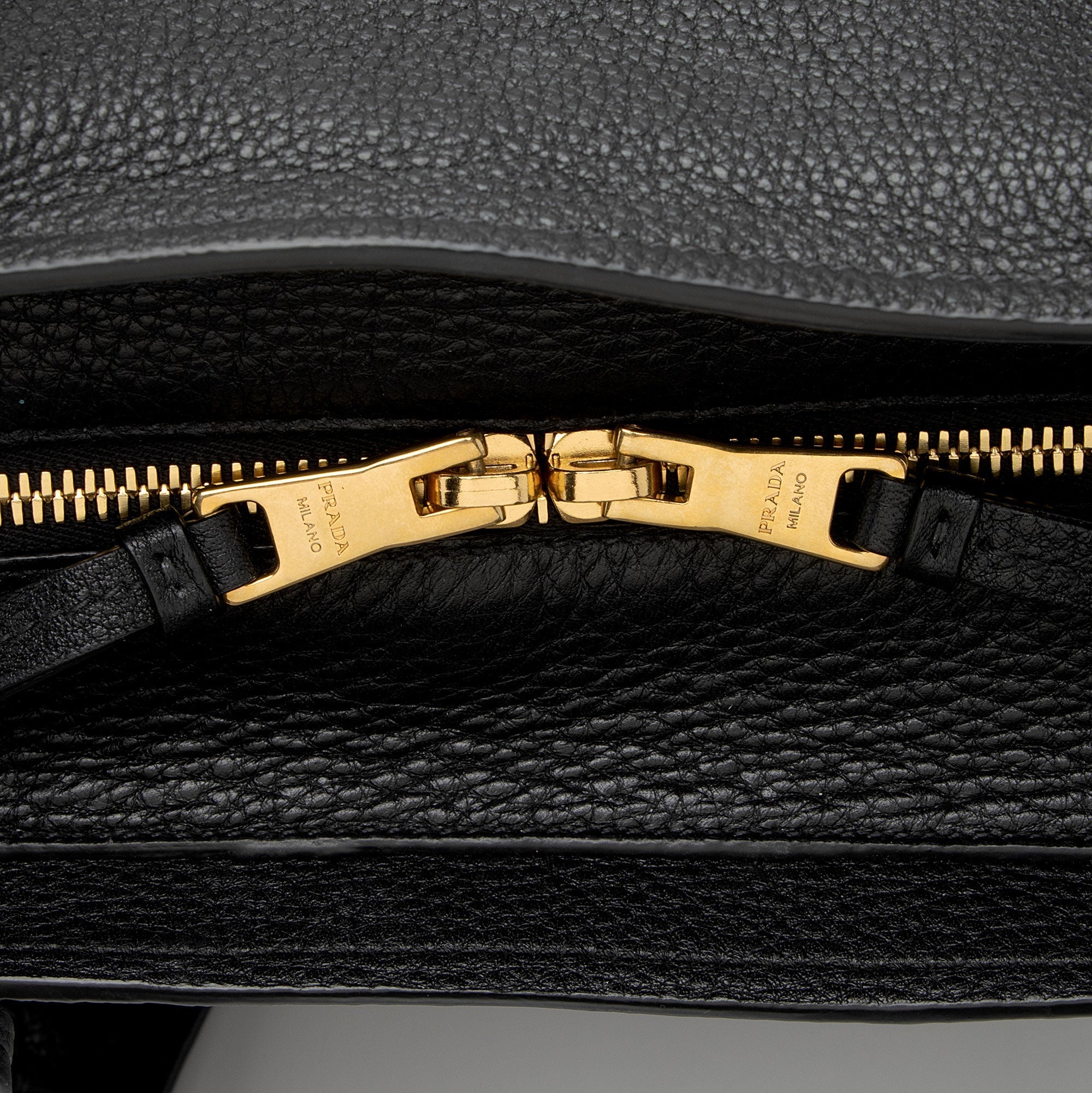 Prada Vitello Daino Pocket Shopping Tote (SHF-ArkUVK)