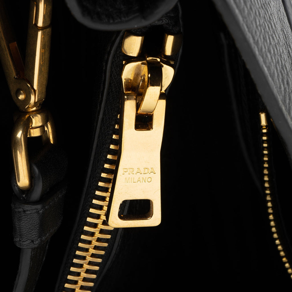 Prada Vitello Daino Shopping Tote (SHF-rtAZE9)