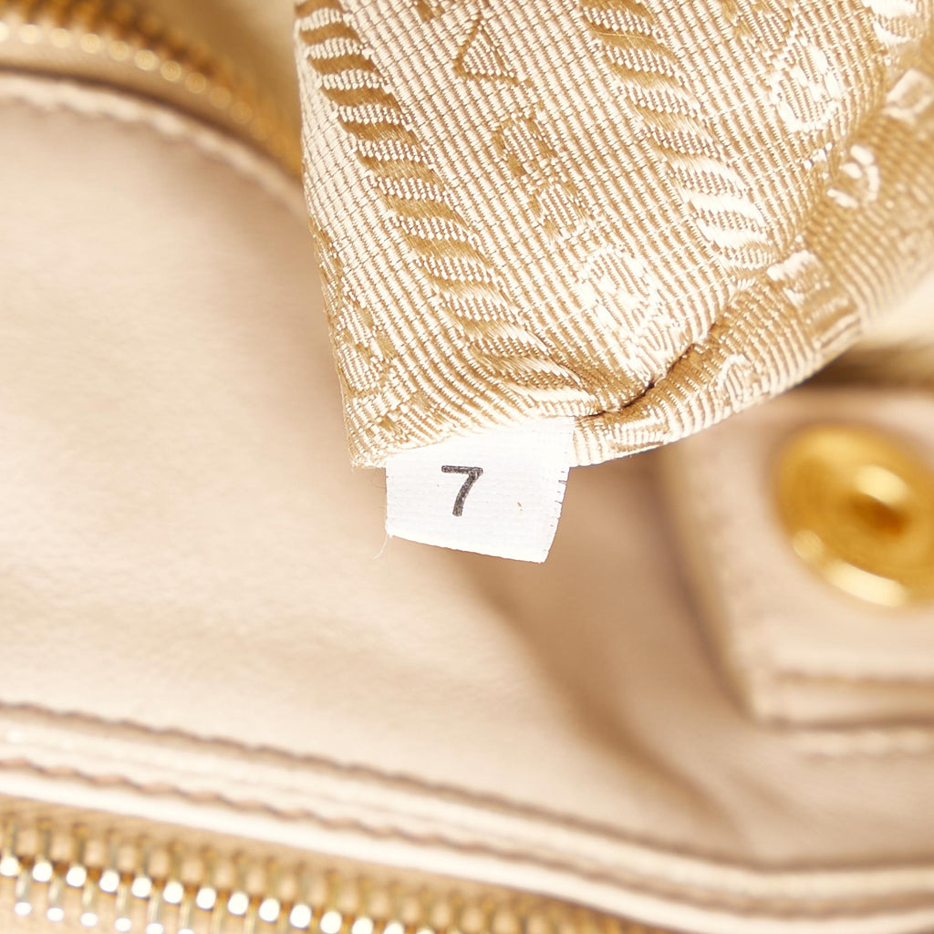 Prada Vitello Daino Tote (SHG-36114)