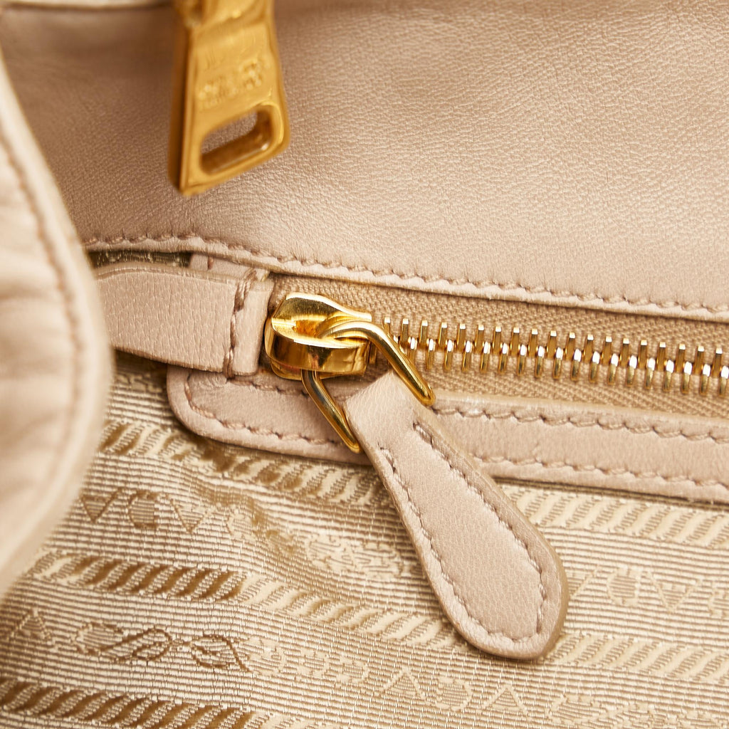 Prada Vitello Daino Tote (SHG-36114)