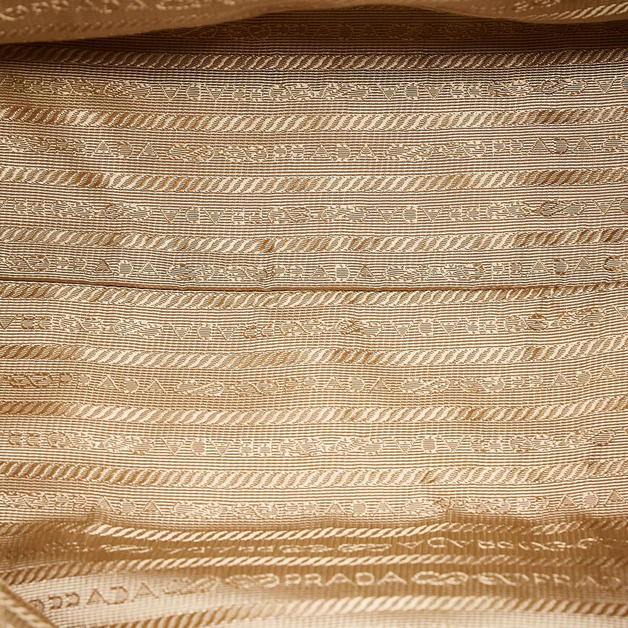 Prada Vitello Daino Tote (SHG-36114)