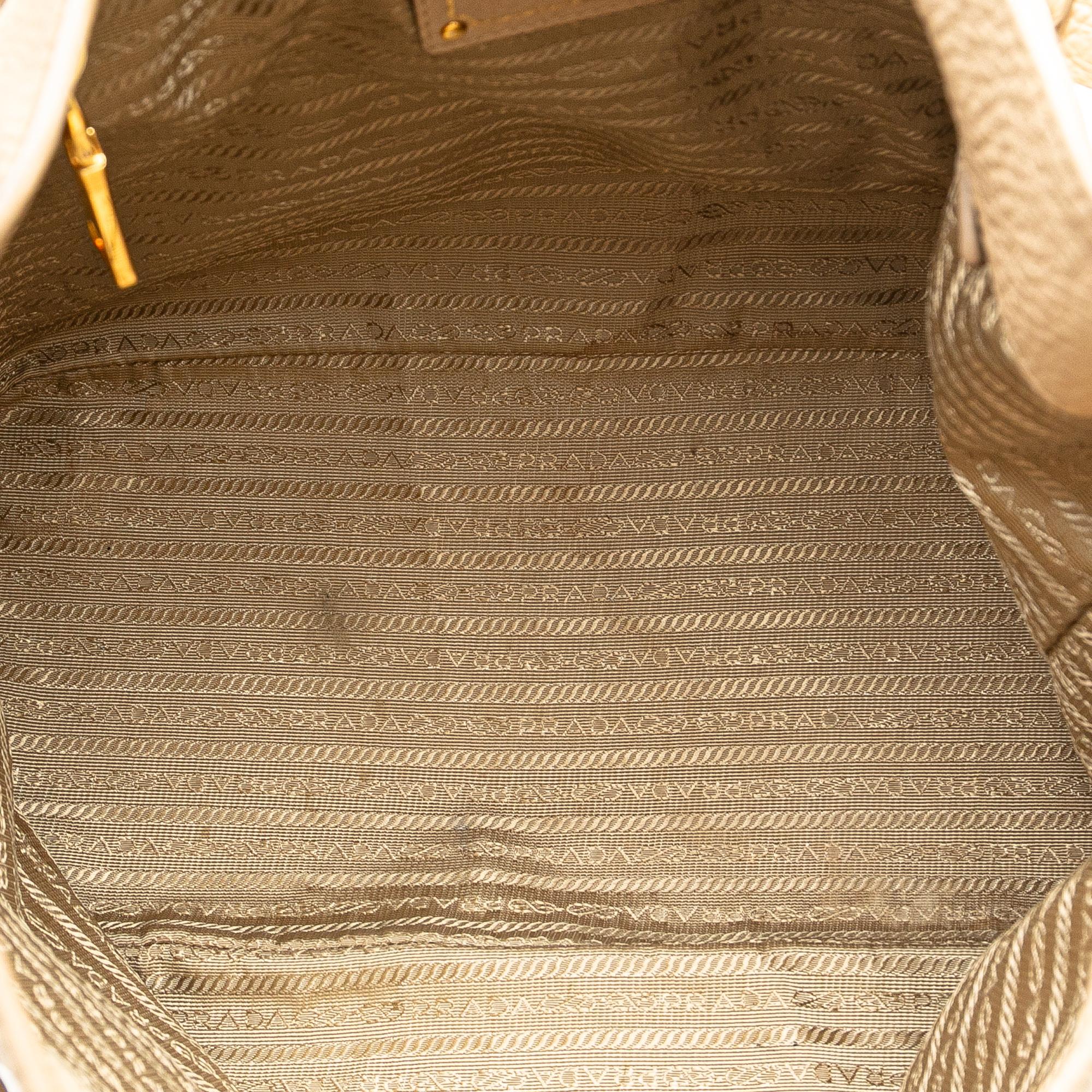 Prada Vitello Daino Tote (SHG-FRa3rC)