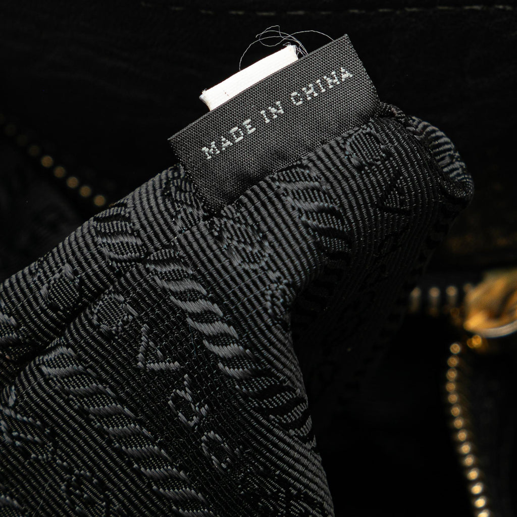 Prada Vitello Daino Tote (SHG-gNT3TM)